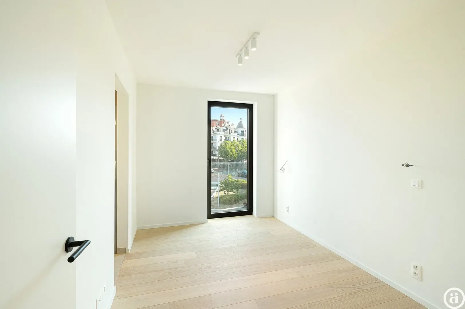Appartement neuf élégant avec vue dégagée près du centre.