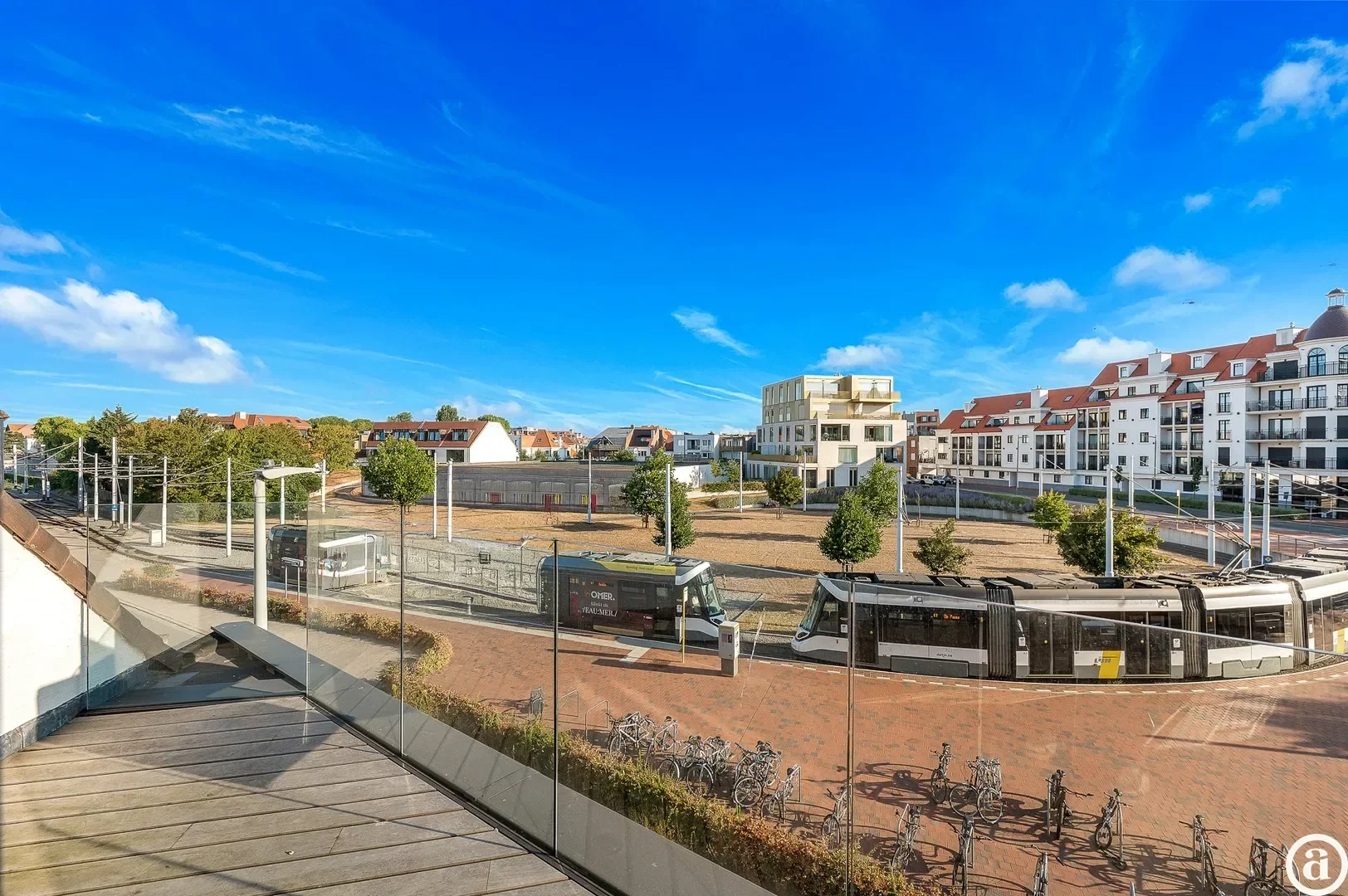 Appartement neuf élégant avec vue dégagée près du centre.
