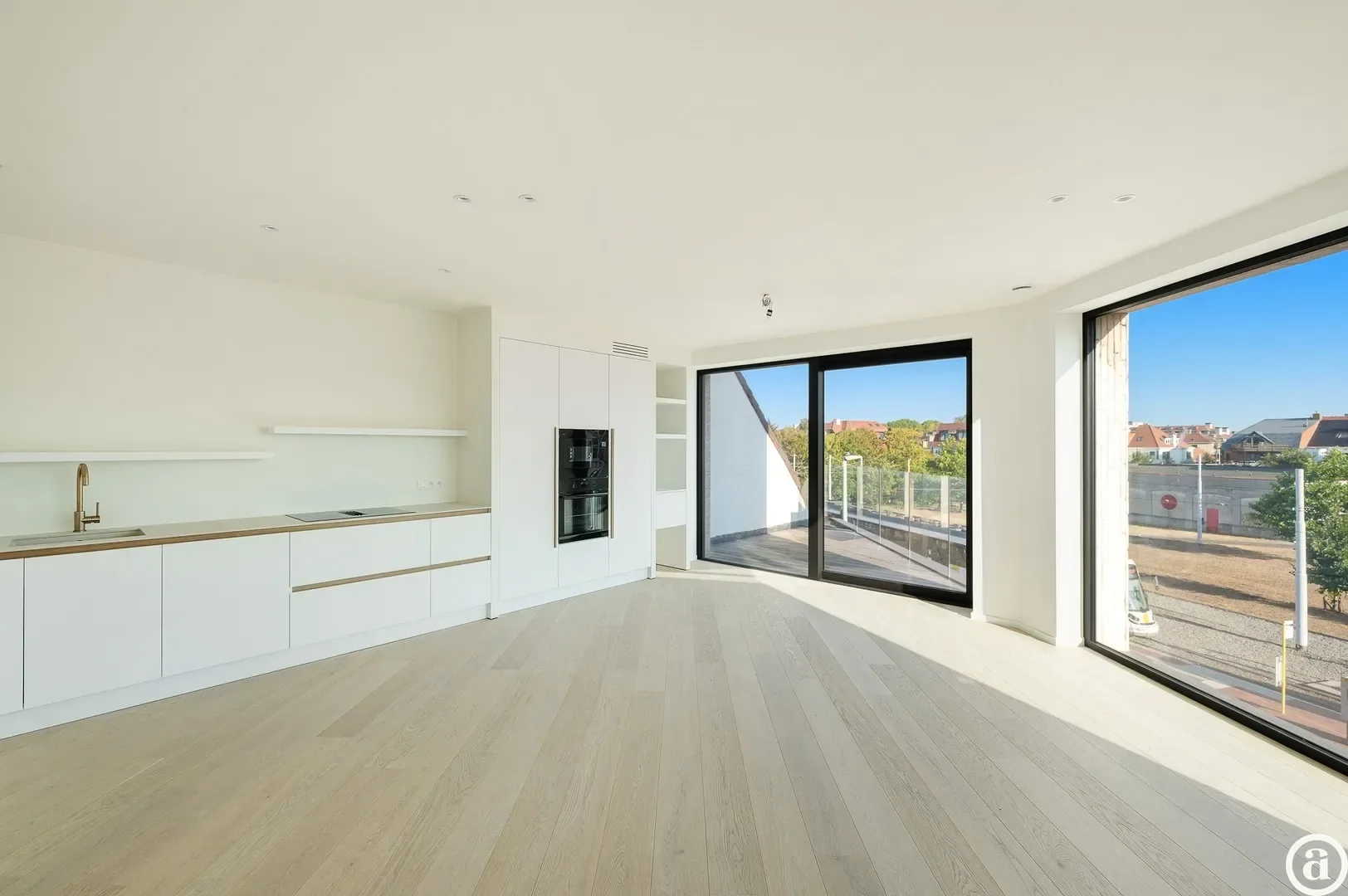 Appartement neuf élégant avec vue dégagée près du centre.