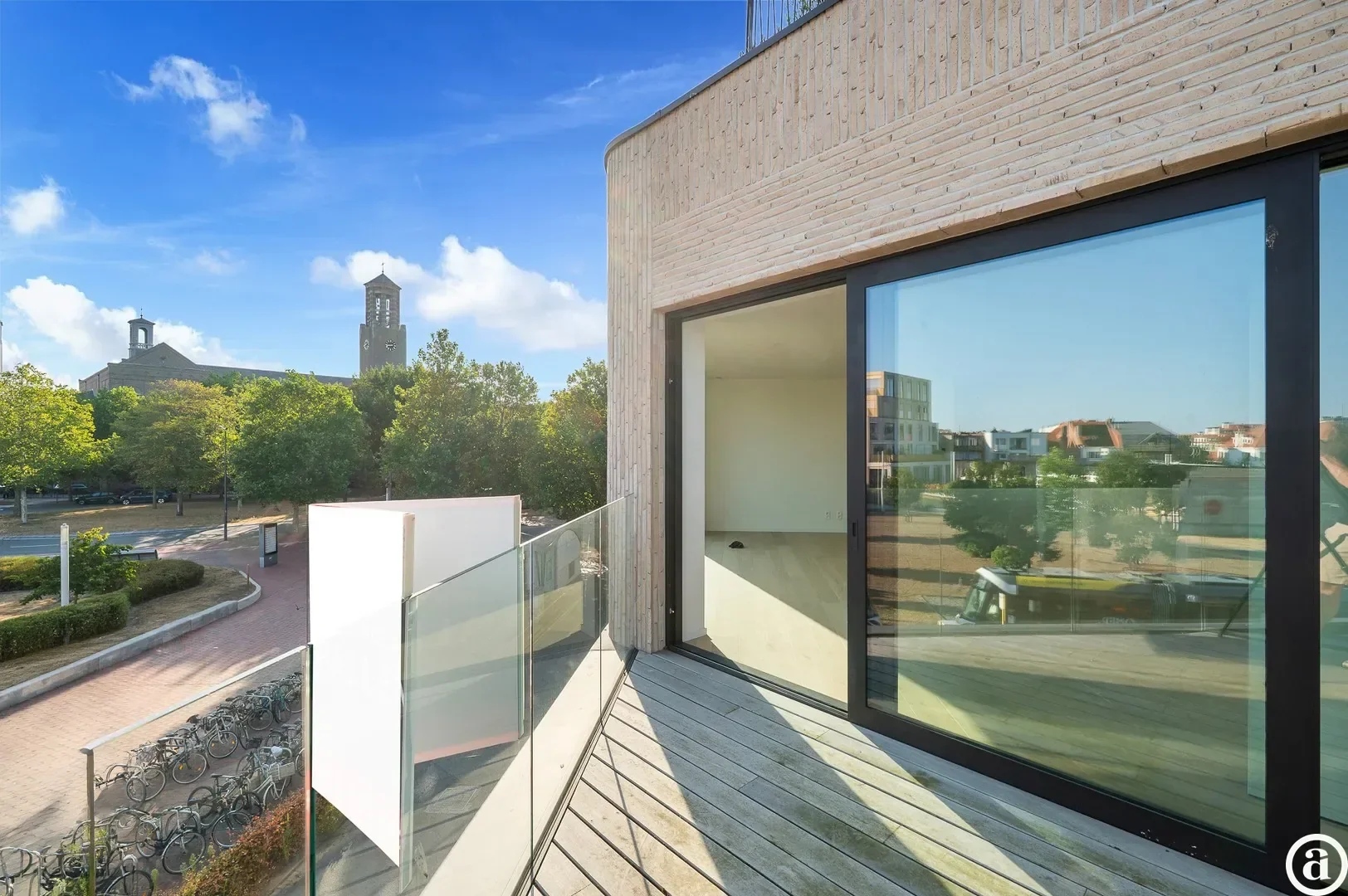 Appartement neuf élégant avec vue dégagée près du centre.