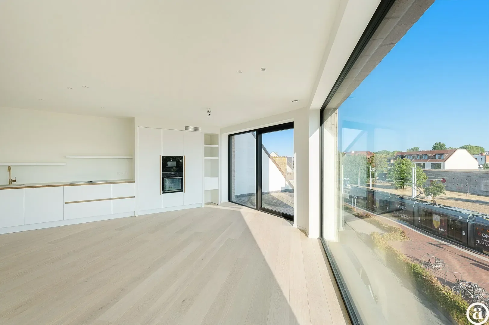 Appartement neuf élégant avec vue dégagée près du centre.