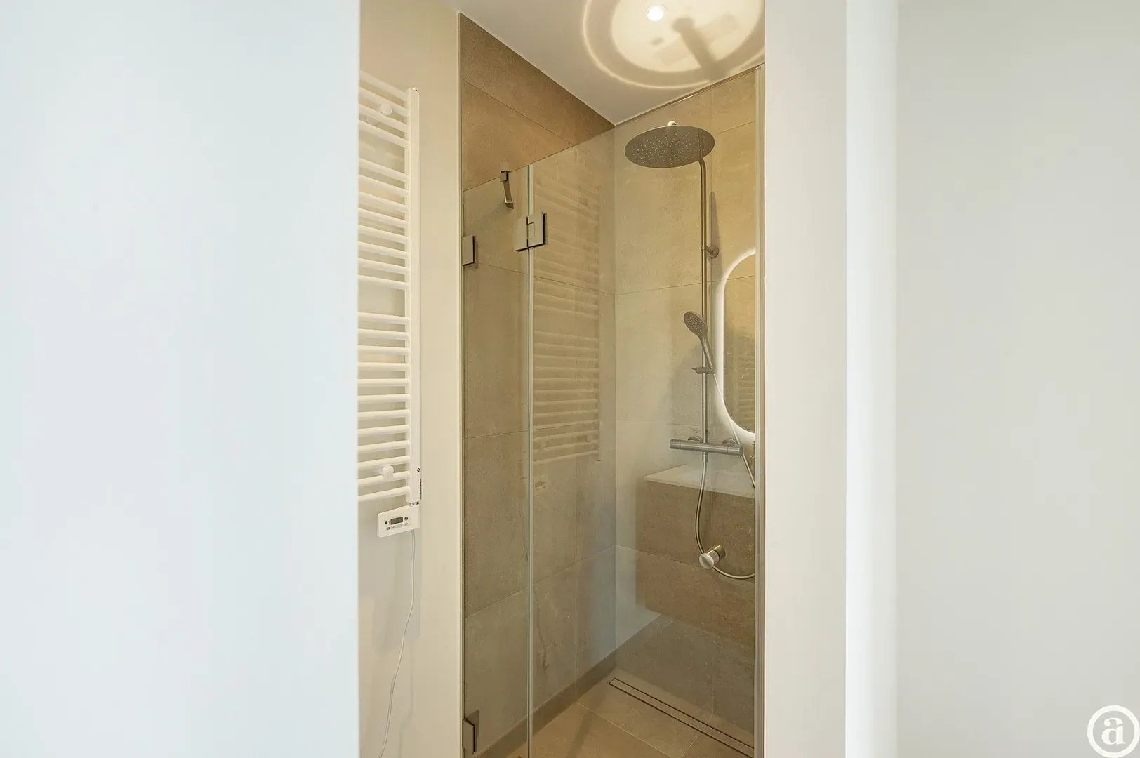 Appartement neuf élégant avec vue dégagée près du centre.
