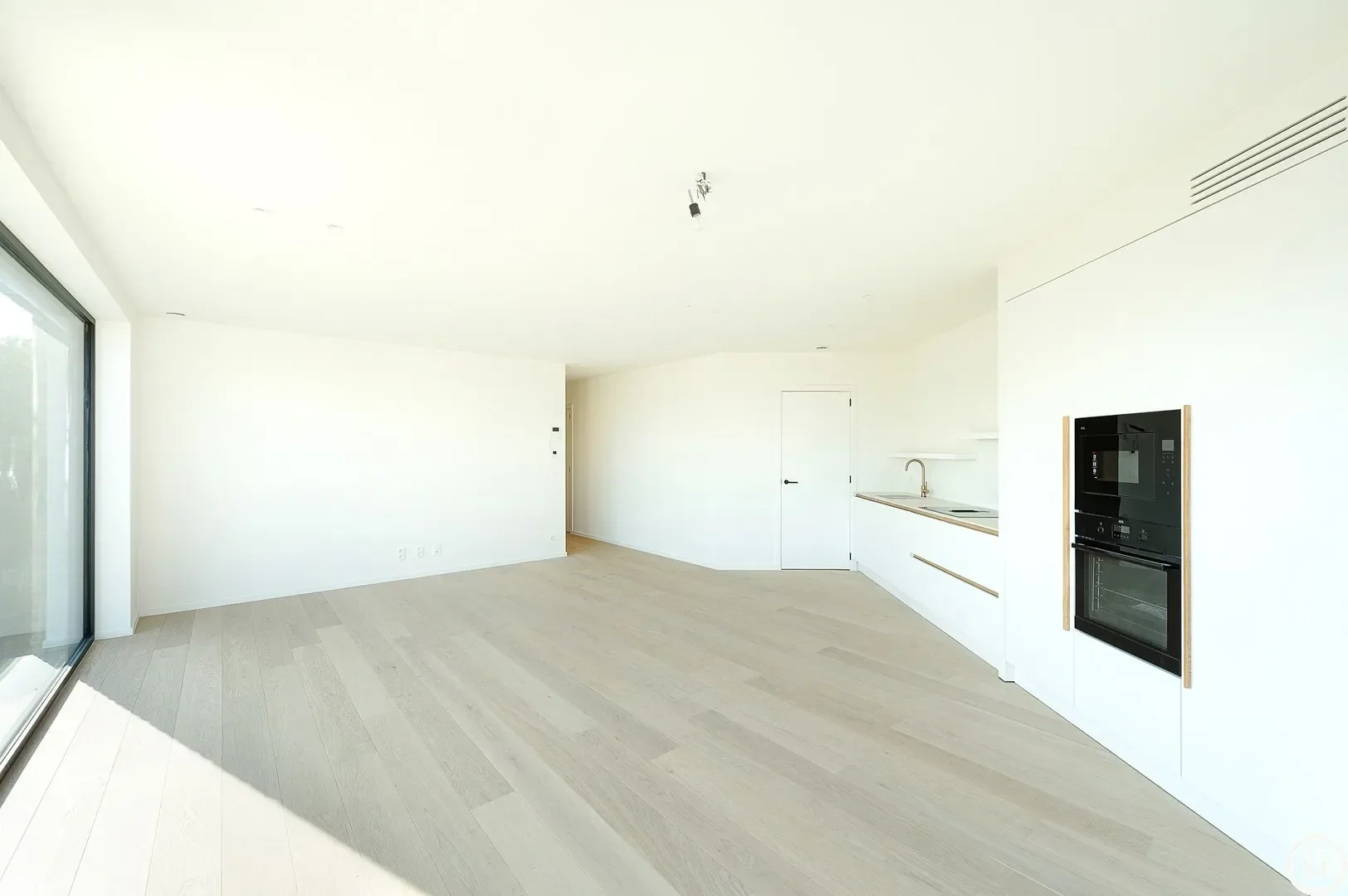 Appartement neuf élégant avec vue dégagée près du centre.