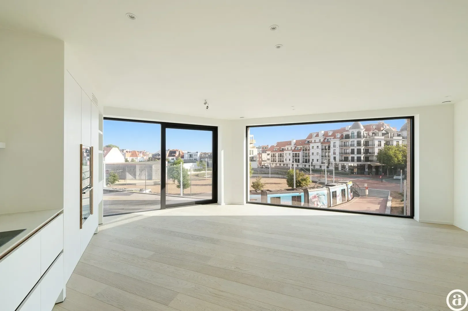 Appartement neuf élégant avec vue dégagée près du centre.