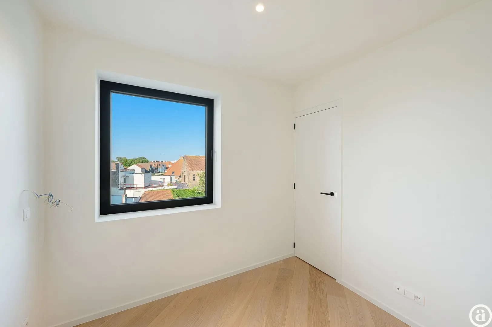 Appartement neuf élégant avec vue dégagée près du centre.