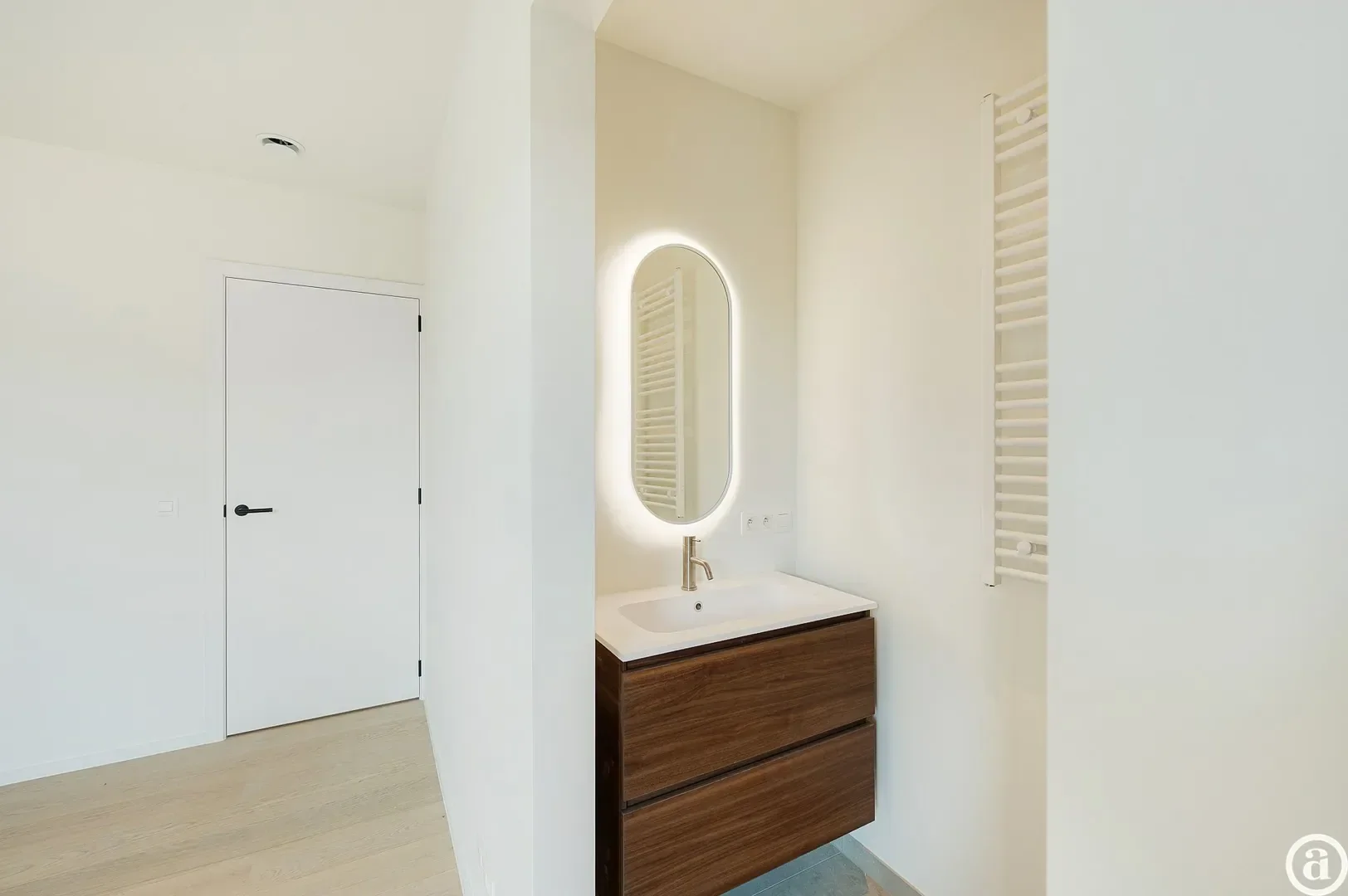 Appartement neuf élégant avec vue dégagée près du centre.