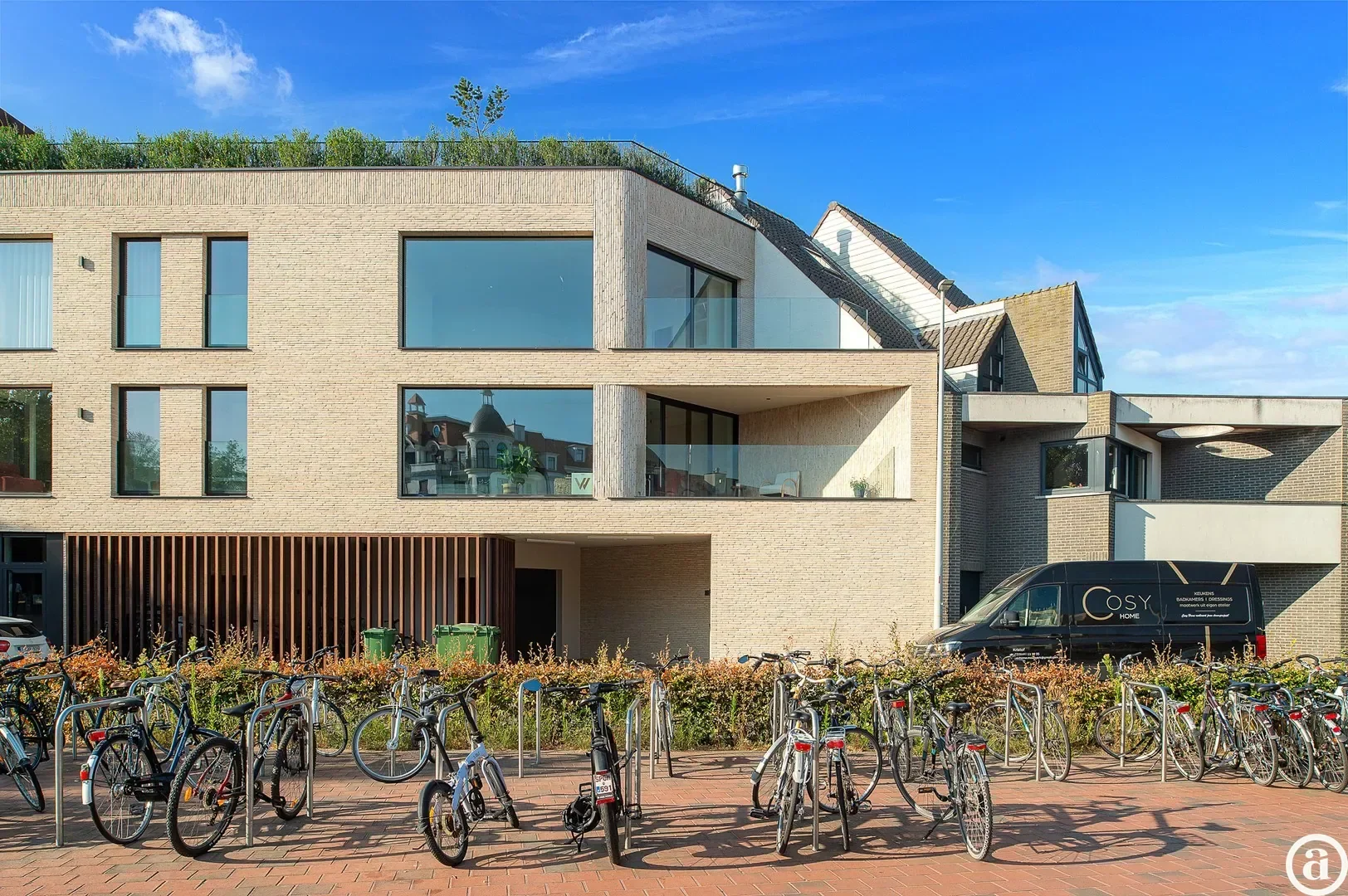 Appartement neuf élégant avec vue dégagée près du centre.