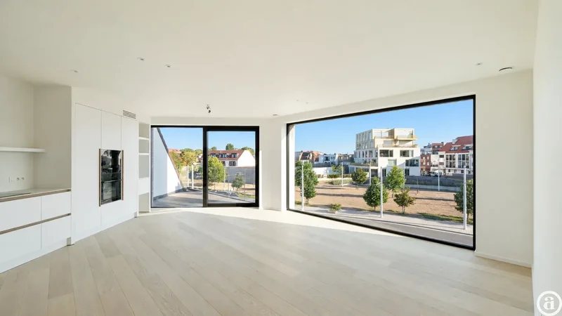 Appartement neuf élégant avec vue dégagée près du centre.