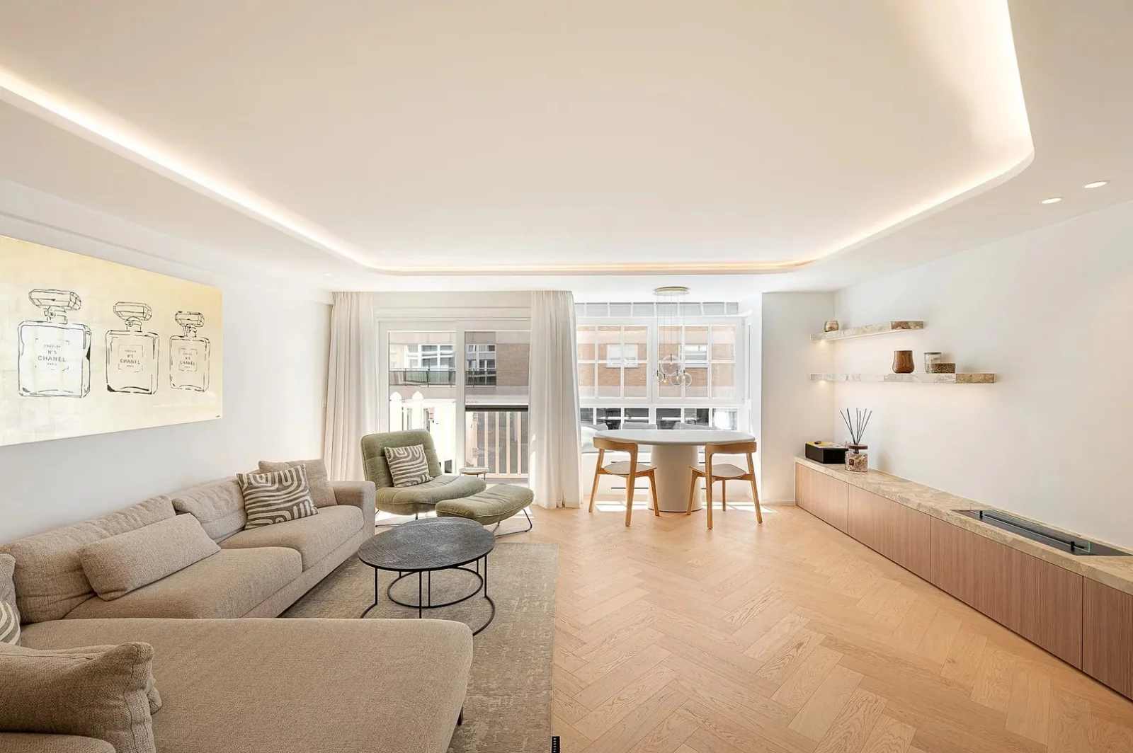 Gerenoveerd 3 slaapkamerappartement met zijdelings zeezicht.