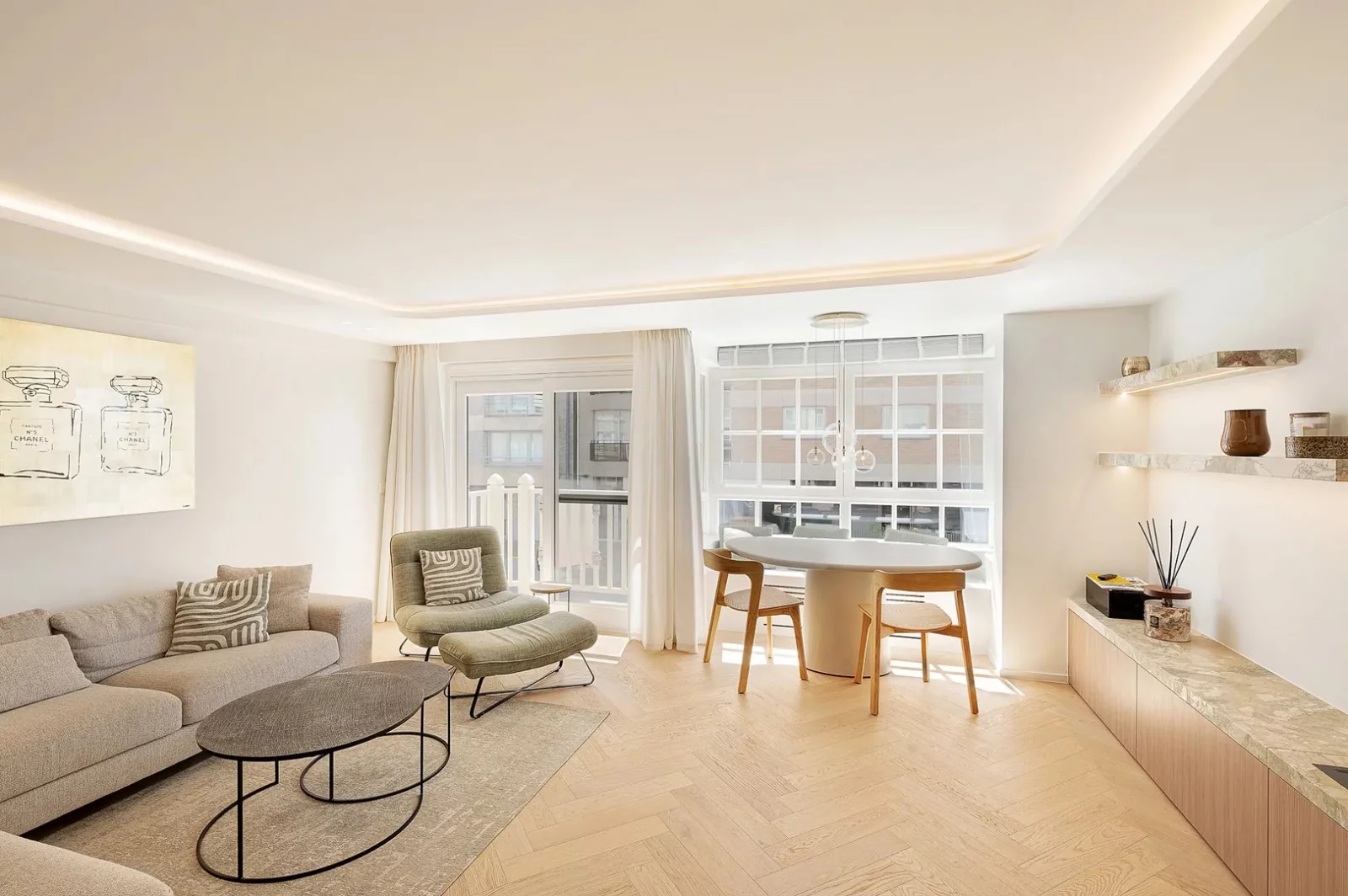 Gerenoveerd 3 slaapkamerappartement met zijdelings zeezicht.