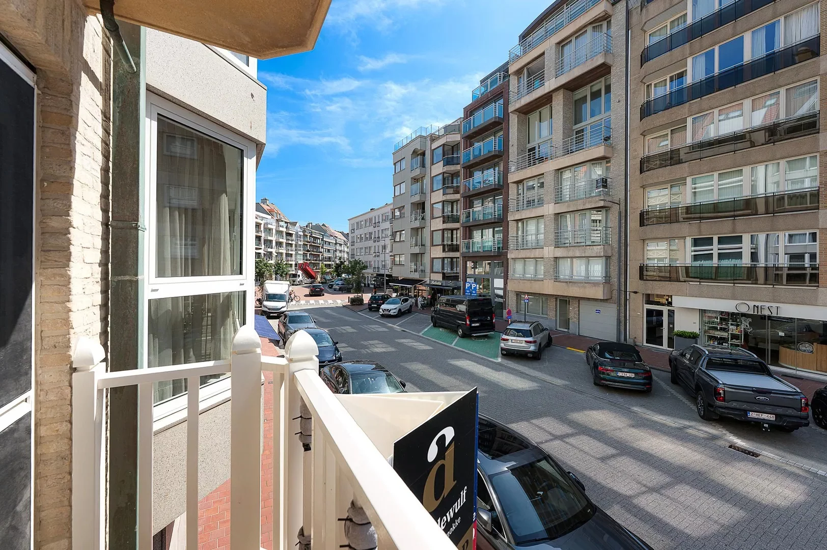 Gerenoveerd 3 slaapkamerappartement met zijdelings zeezicht.
