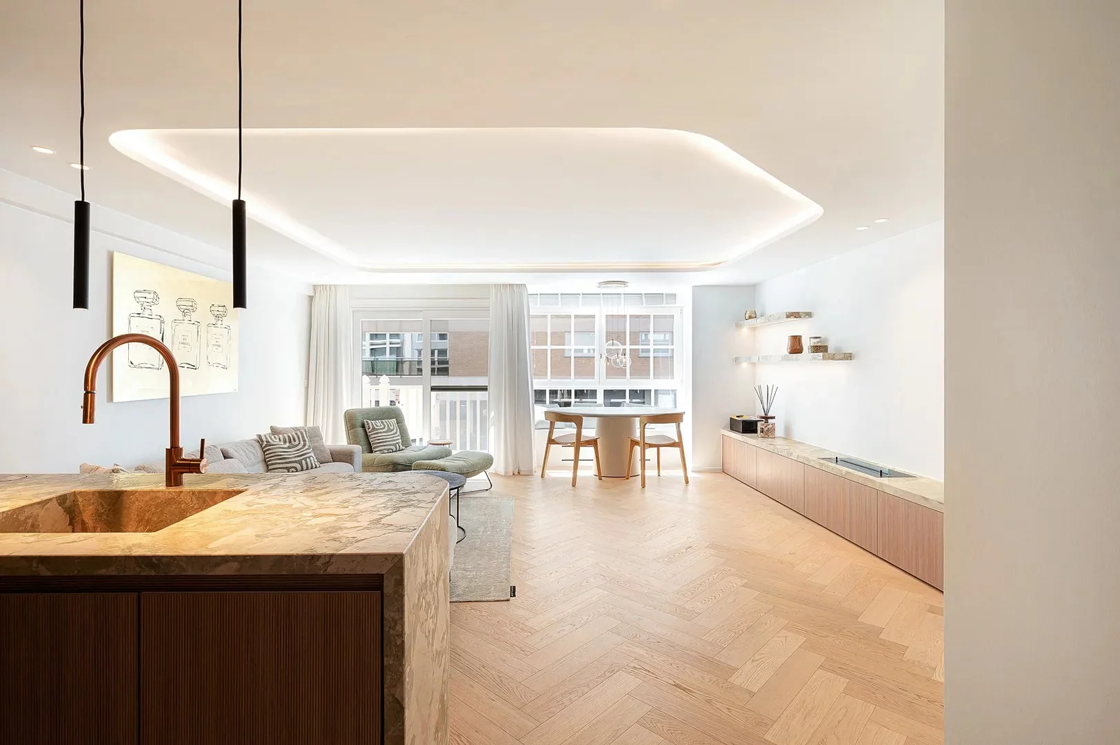 Gerenoveerd 3 slaapkamerappartement met zijdelings zeezicht.