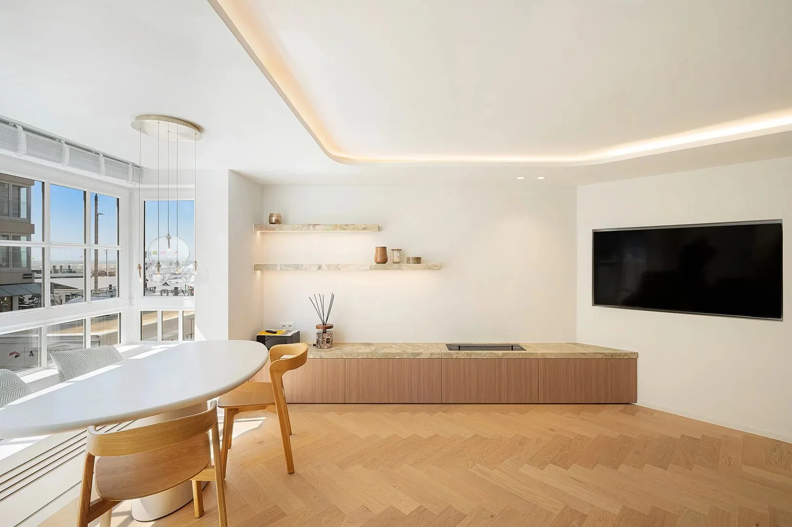 Gerenoveerd 3 slaapkamerappartement met zijdelings zeezicht.