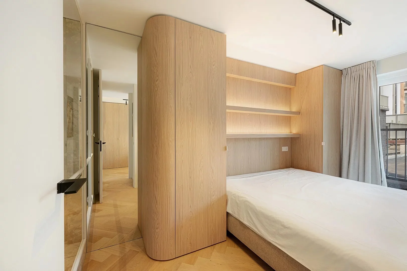 Gerenoveerd 3 slaapkamerappartement met zijdelings zeezicht.