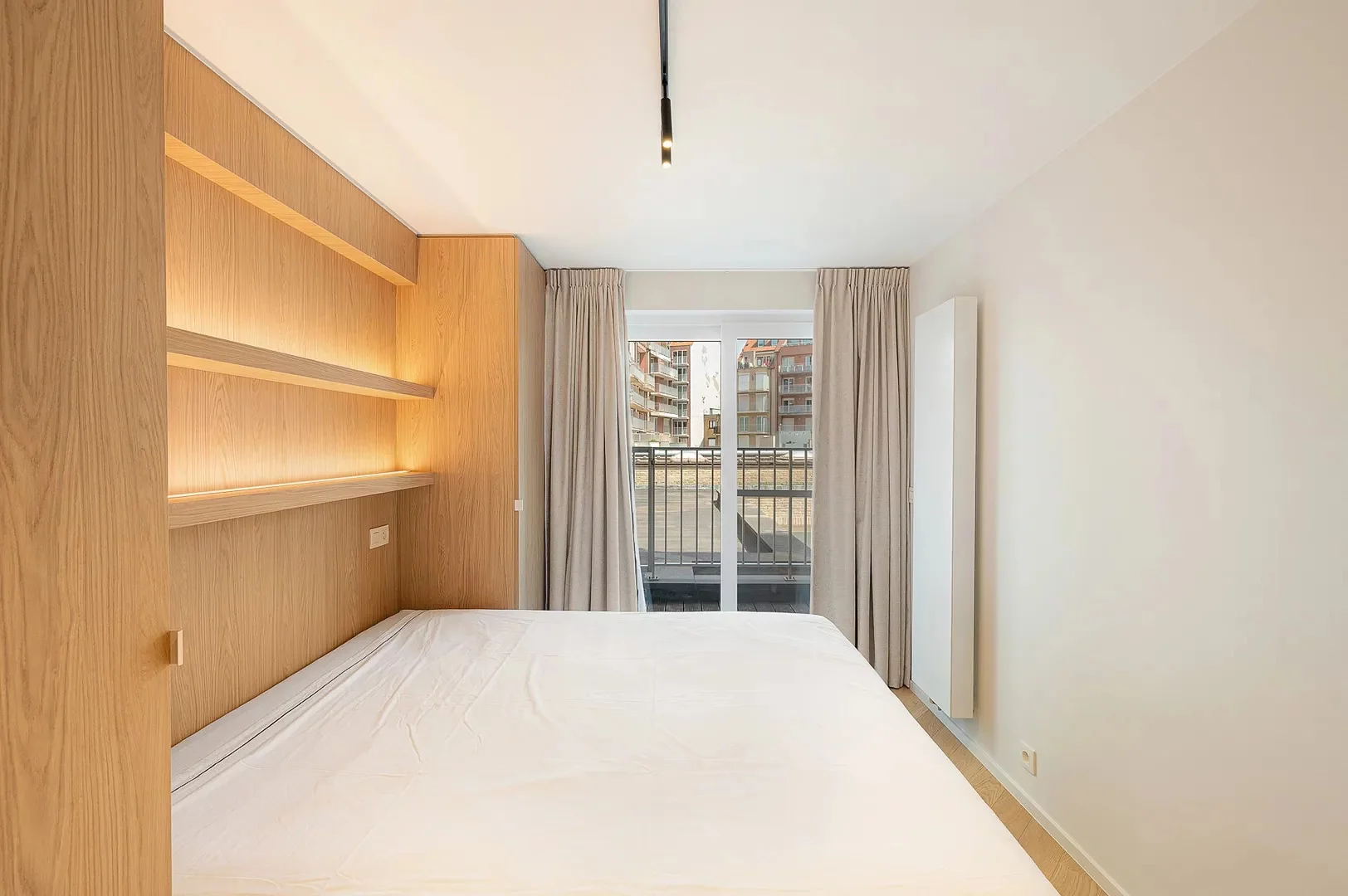 Gerenoveerd 3 slaapkamerappartement met zijdelings zeezicht.
