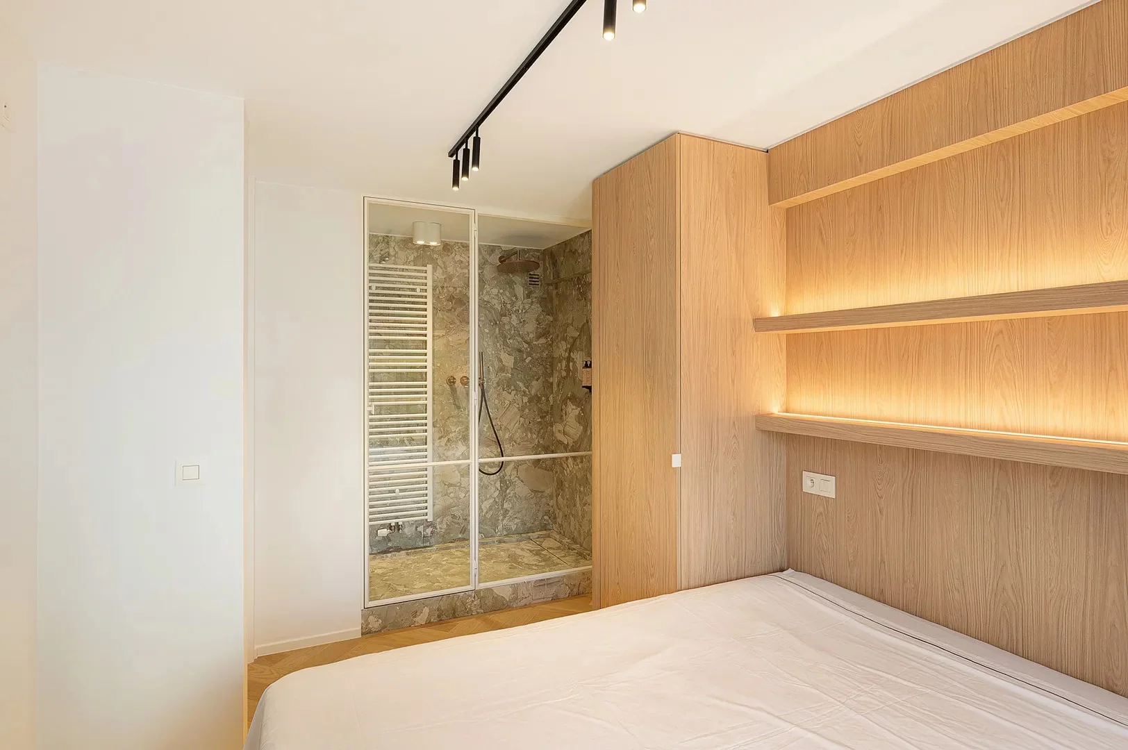 Gerenoveerd 3 slaapkamerappartement met zijdelings zeezicht.