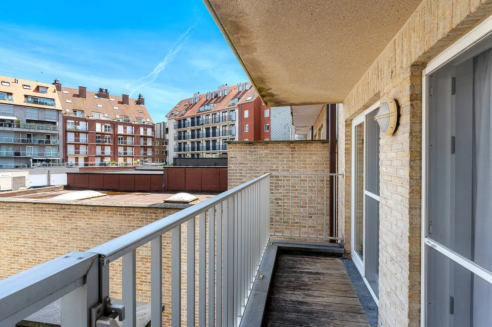 Gerenoveerd 3 slaapkamerappartement met zijdelings zeezicht.