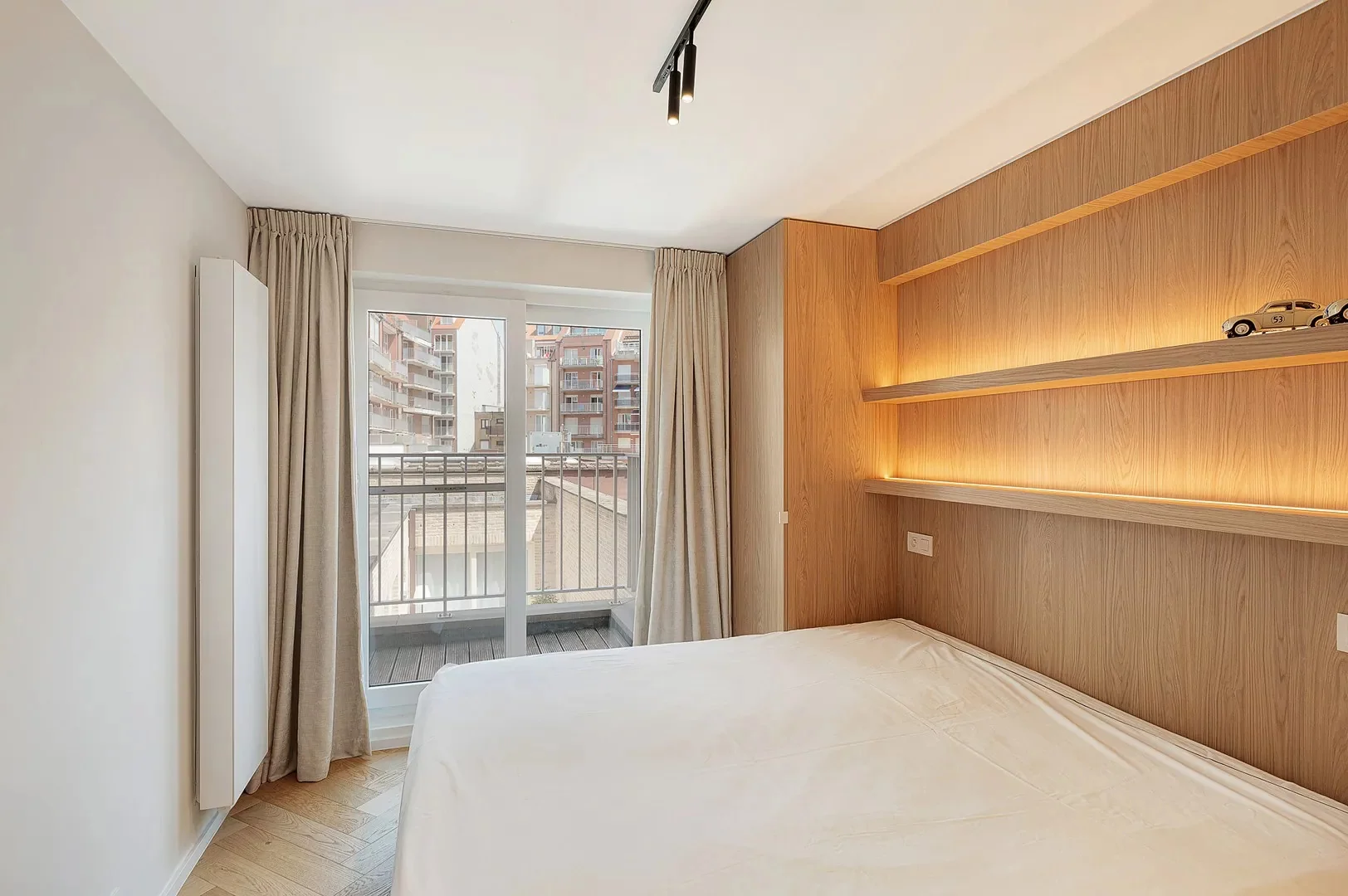 Gerenoveerd 3 slaapkamerappartement met zijdelings zeezicht.