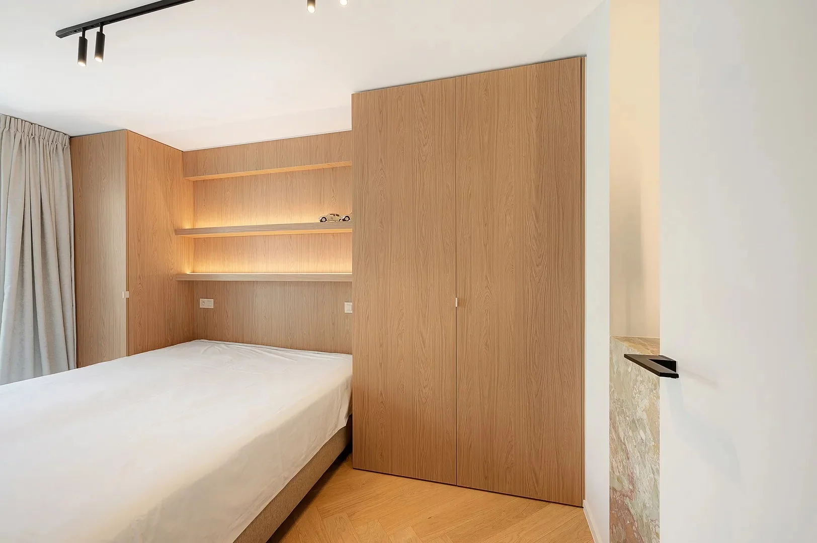 Gerenoveerd 3 slaapkamerappartement met zijdelings zeezicht.
