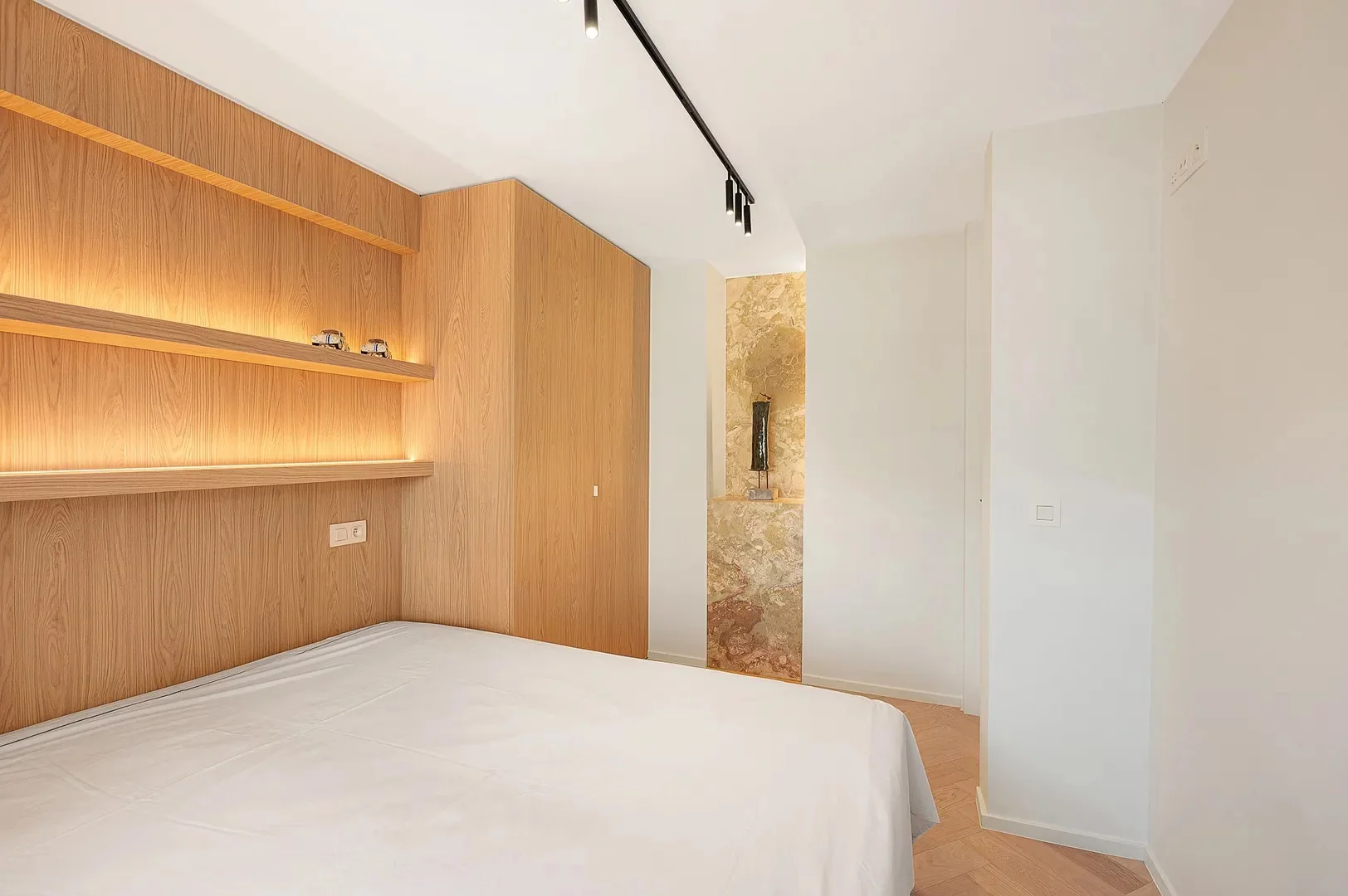 Gerenoveerd 3 slaapkamerappartement met zijdelings zeezicht.
