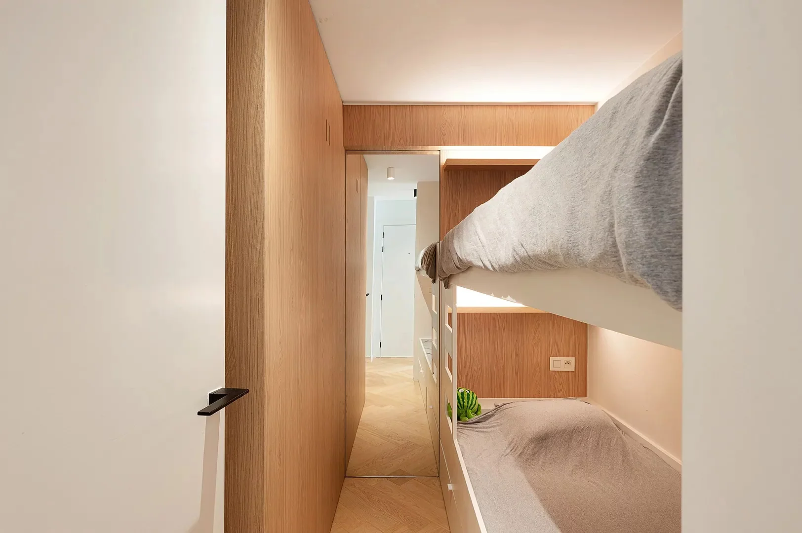 Gerenoveerd 3 slaapkamerappartement met zijdelings zeezicht.