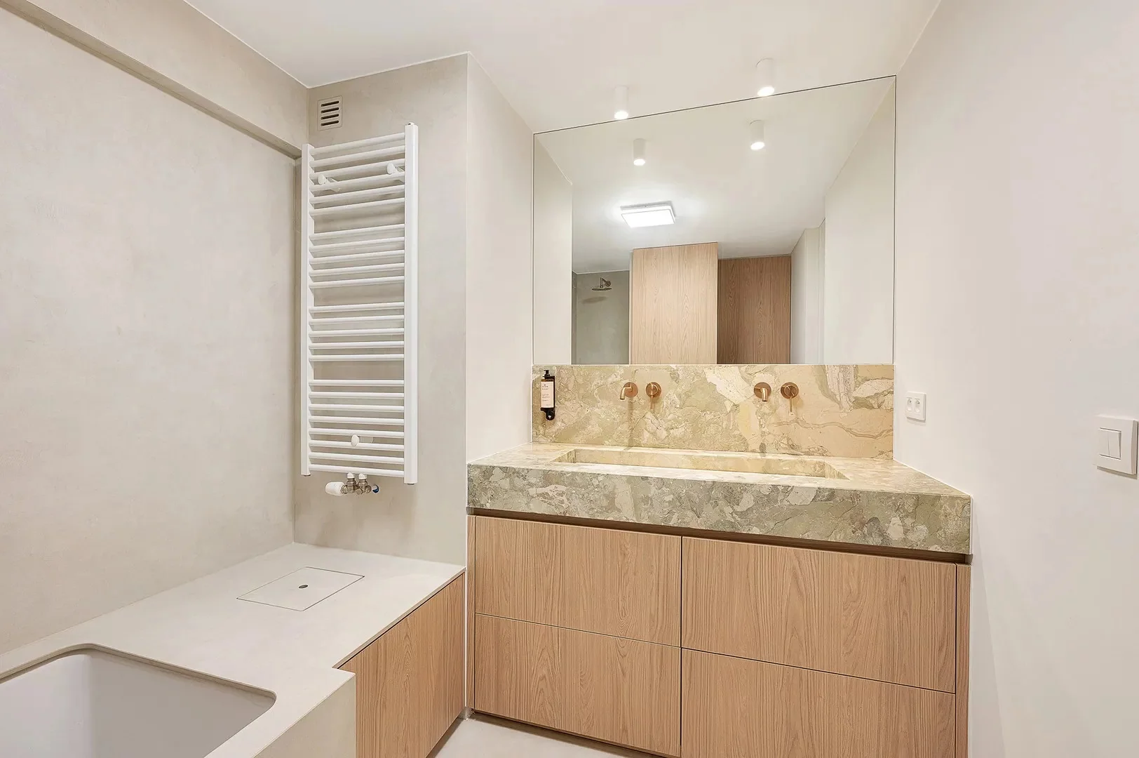 Gerenoveerd 3 slaapkamerappartement met zijdelings zeezicht.