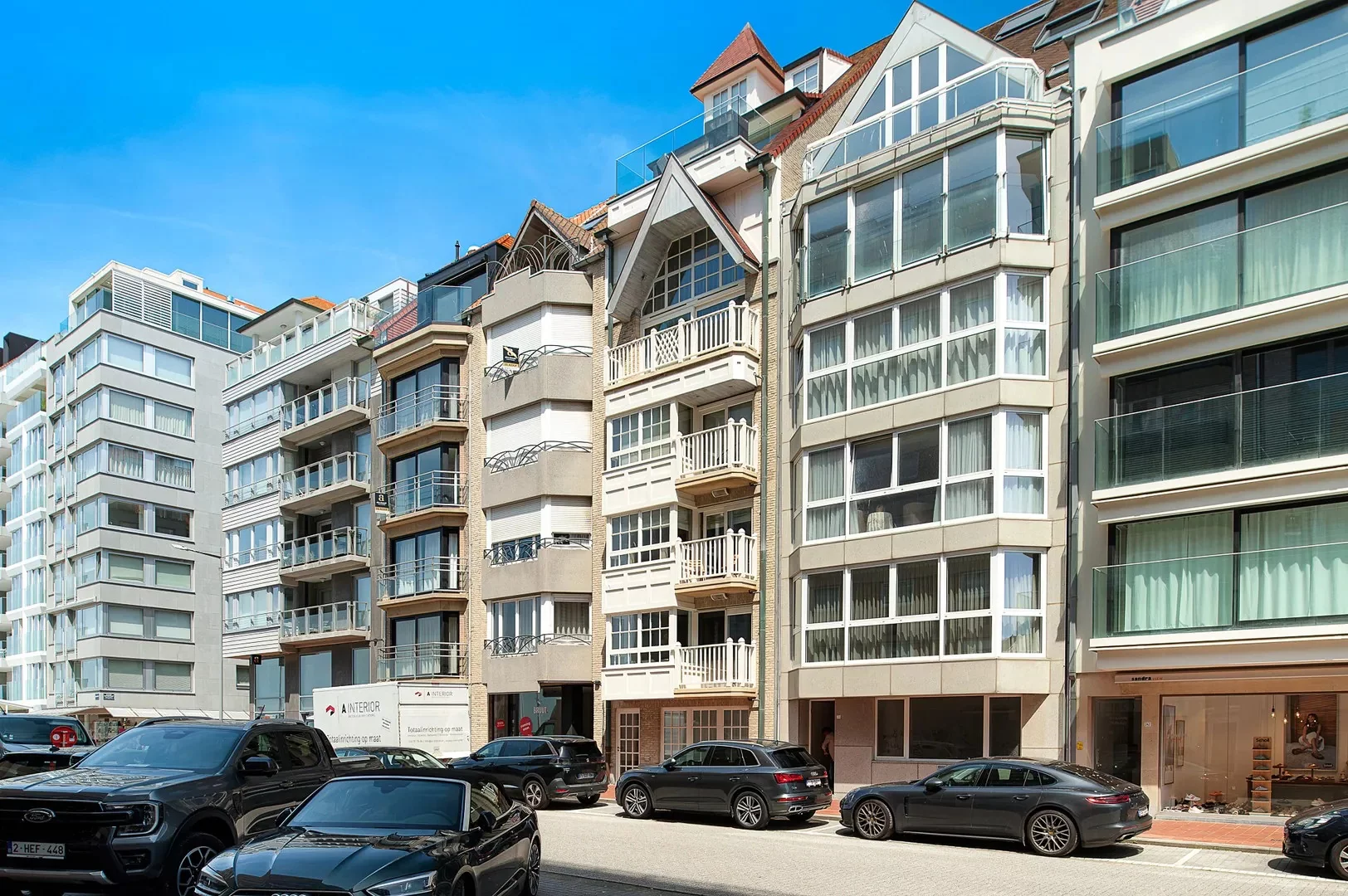 Gerenoveerd 3 slaapkamerappartement met zijdelings zeezicht.