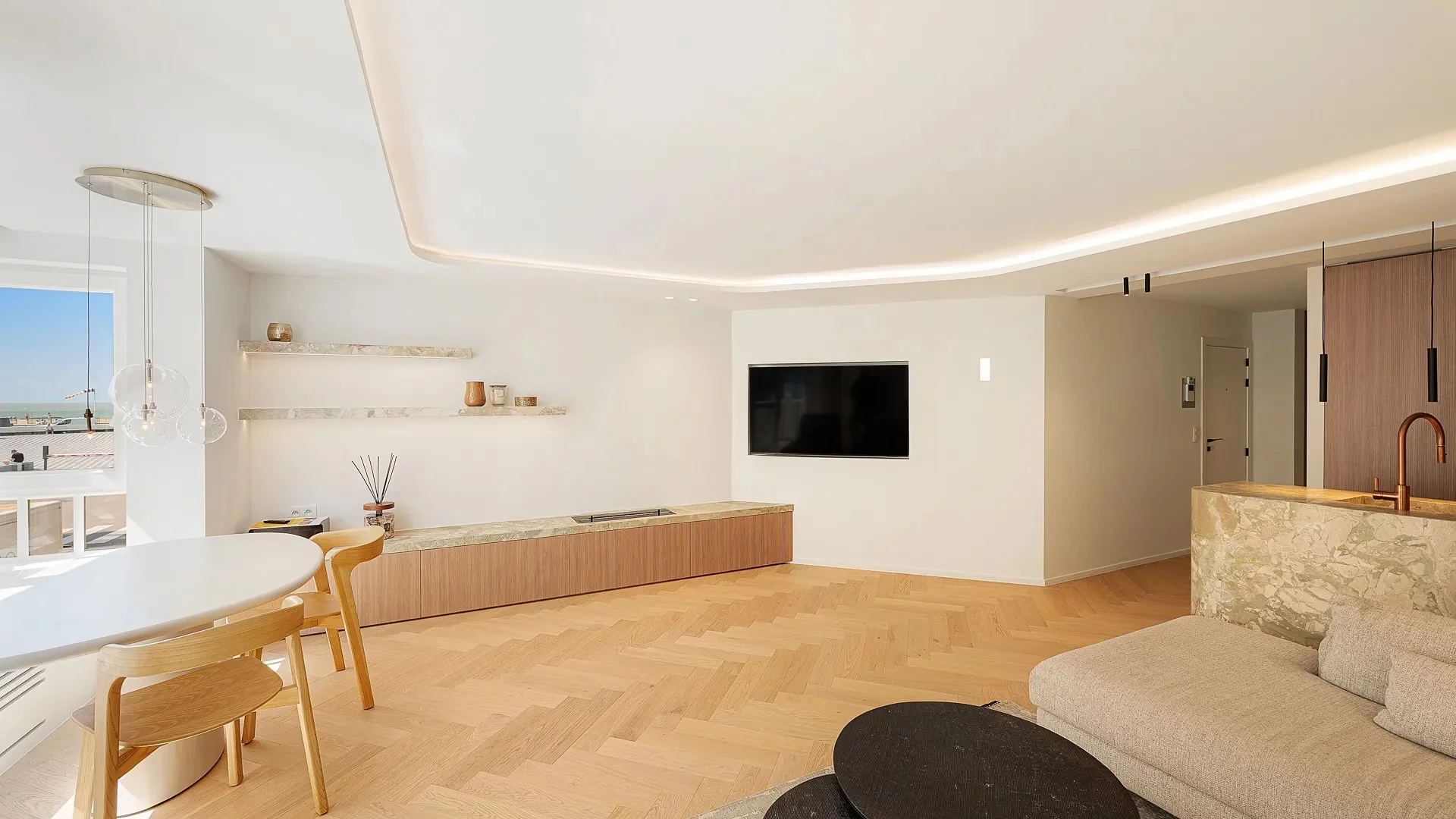 Gerenoveerd 3 slaapkamerappartement met zijdelings zeezicht.