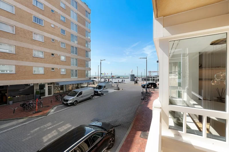 Gerenoveerd 3 slaapkamerappartement met zijdelings zeezicht.