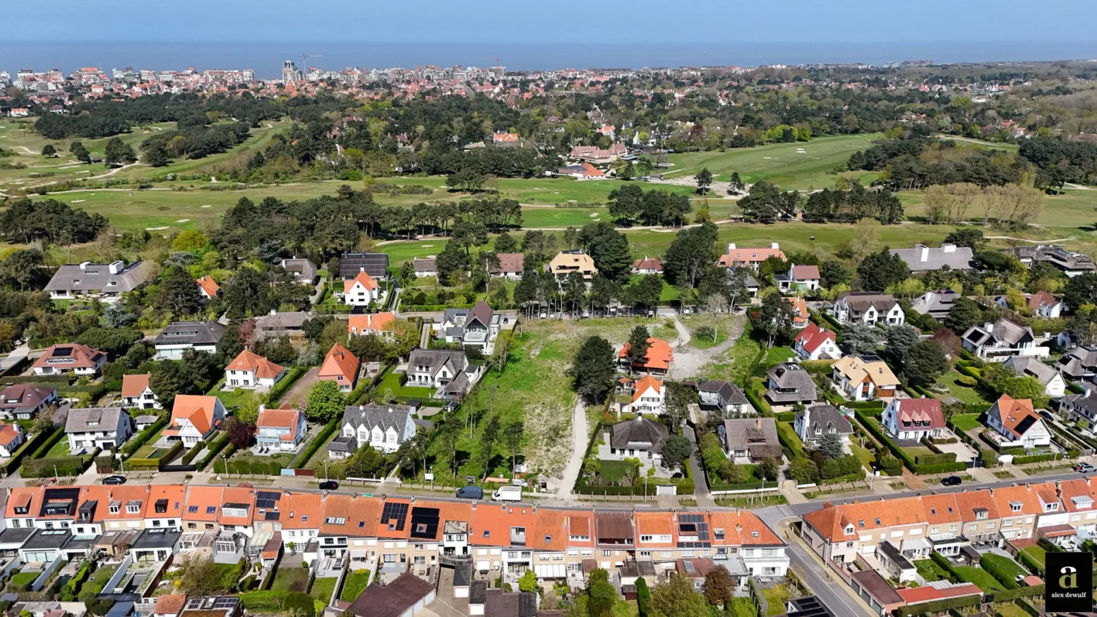 Zeldzame bouwgrond van ca. 855 m, gelegen in de Magere Schorre nabij de Royal Zoute Golf Club.