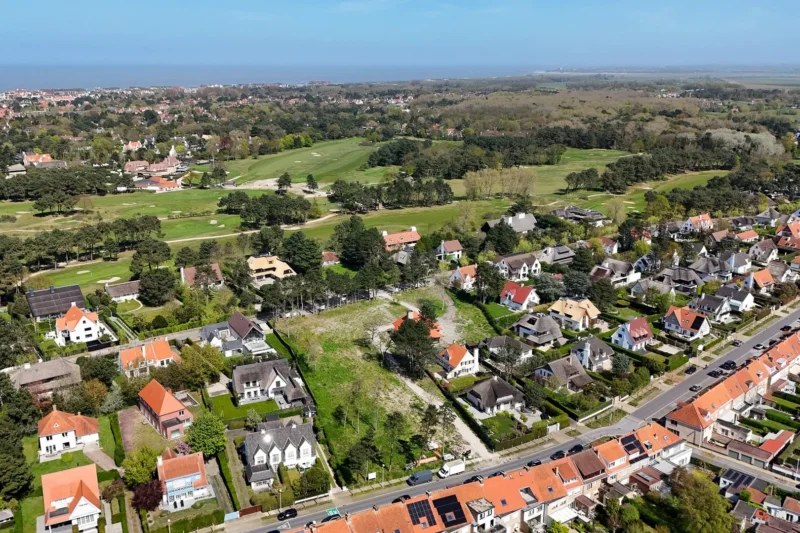 Zeldzame bouwgrond van ca. 855 m, gelegen in de Magere Schorre nabij de Royal Zoute Golf Club.