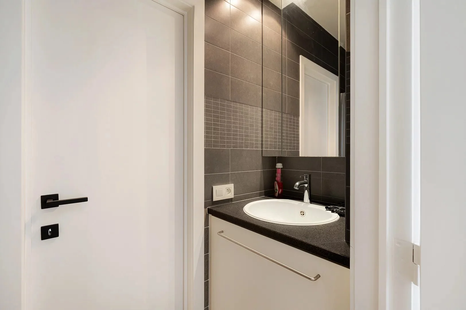 Prachtig gerenoveerd  hoek appartement op het Rubensplein.