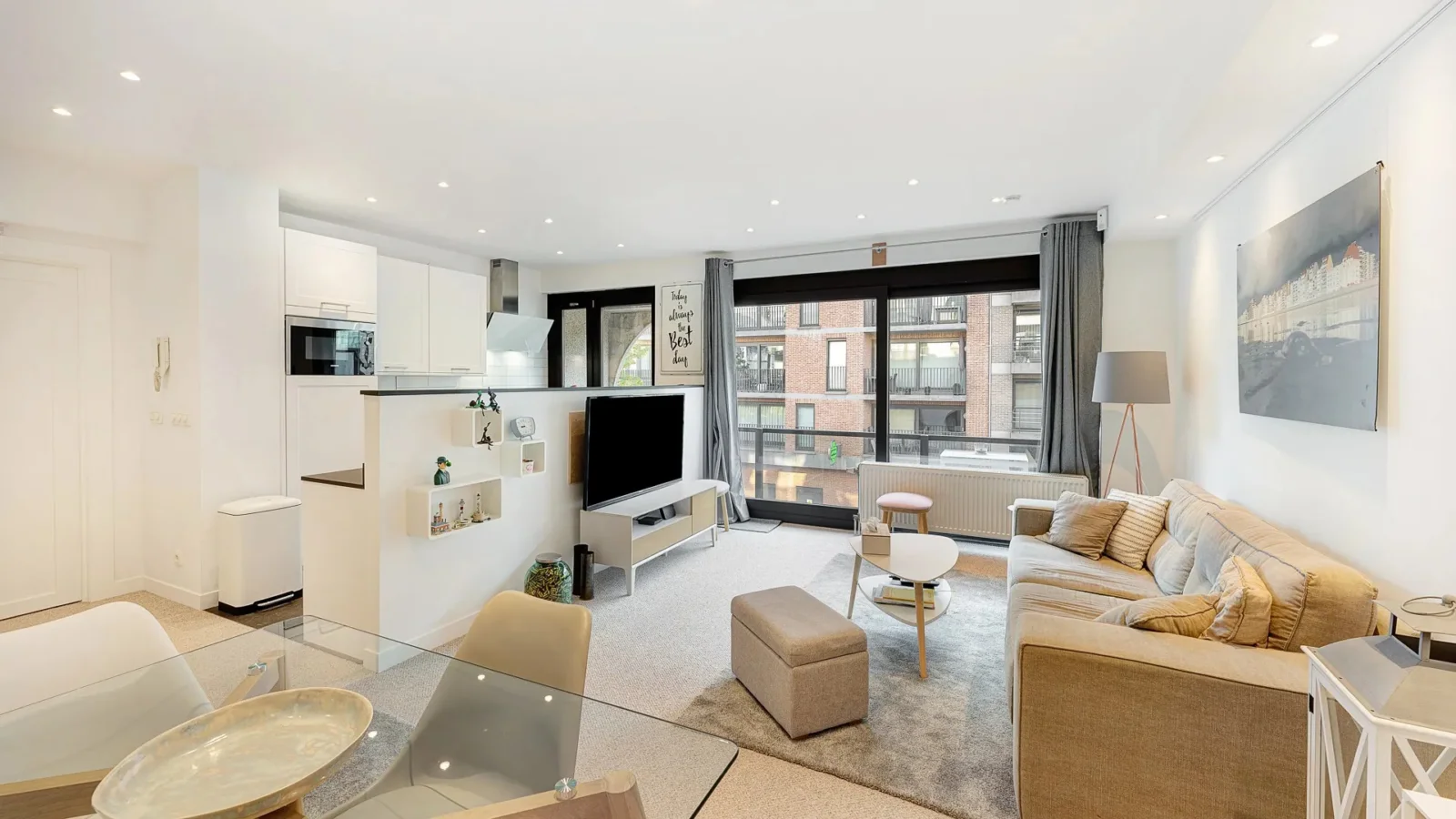 Renovated 2-bedroom apartment near the seafront