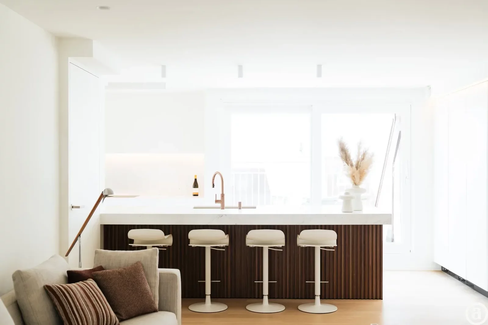Penthouse ensoleillé avec terrasses spacieuses et vue latérale sur la mer.