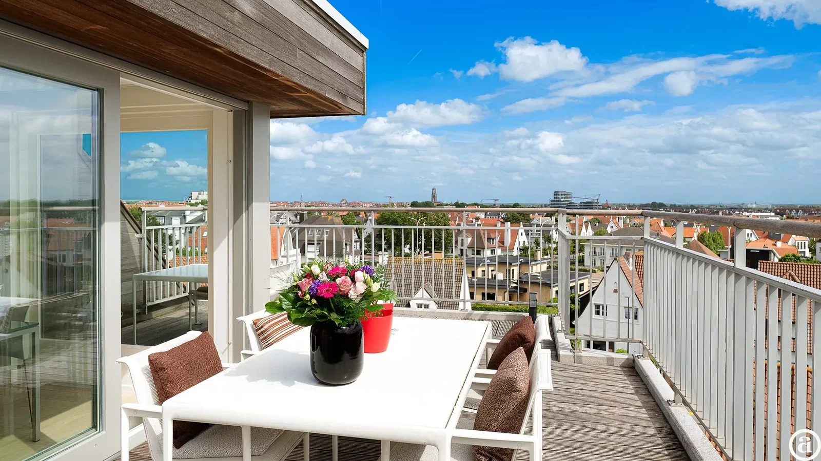 Penthouse ensoleillé avec terrasses spacieuses et vue latérale sur la mer.