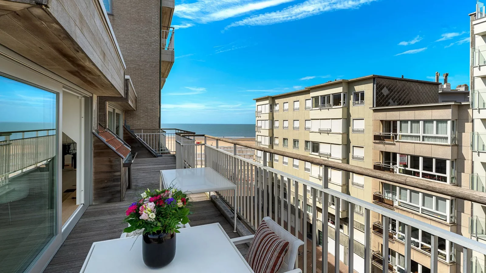Zonnige penthouse met ruime terrassen en zijdelings zeezicht