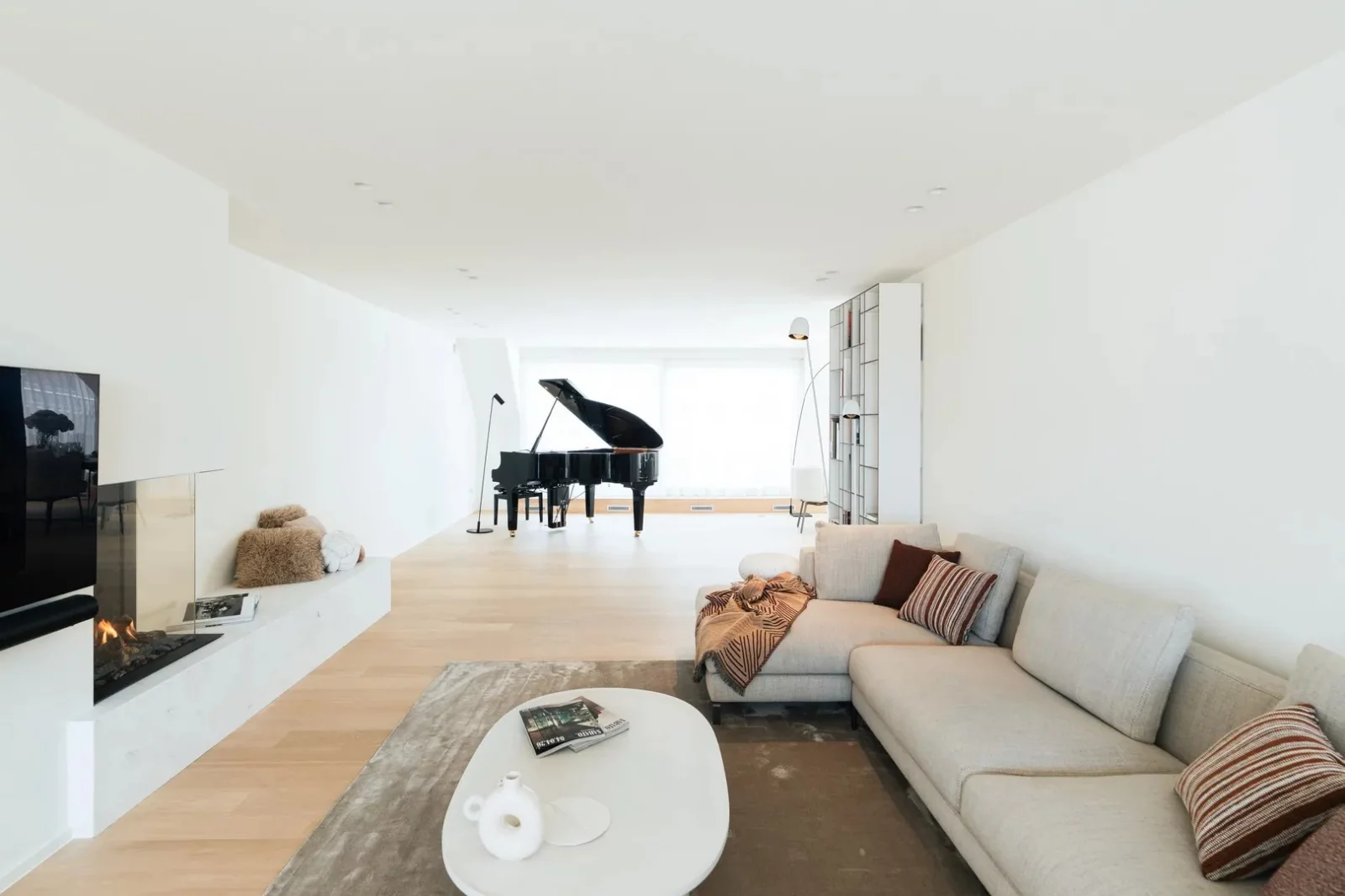 Zonnige penthouse met ruime terrassen en zijdelings zeezicht