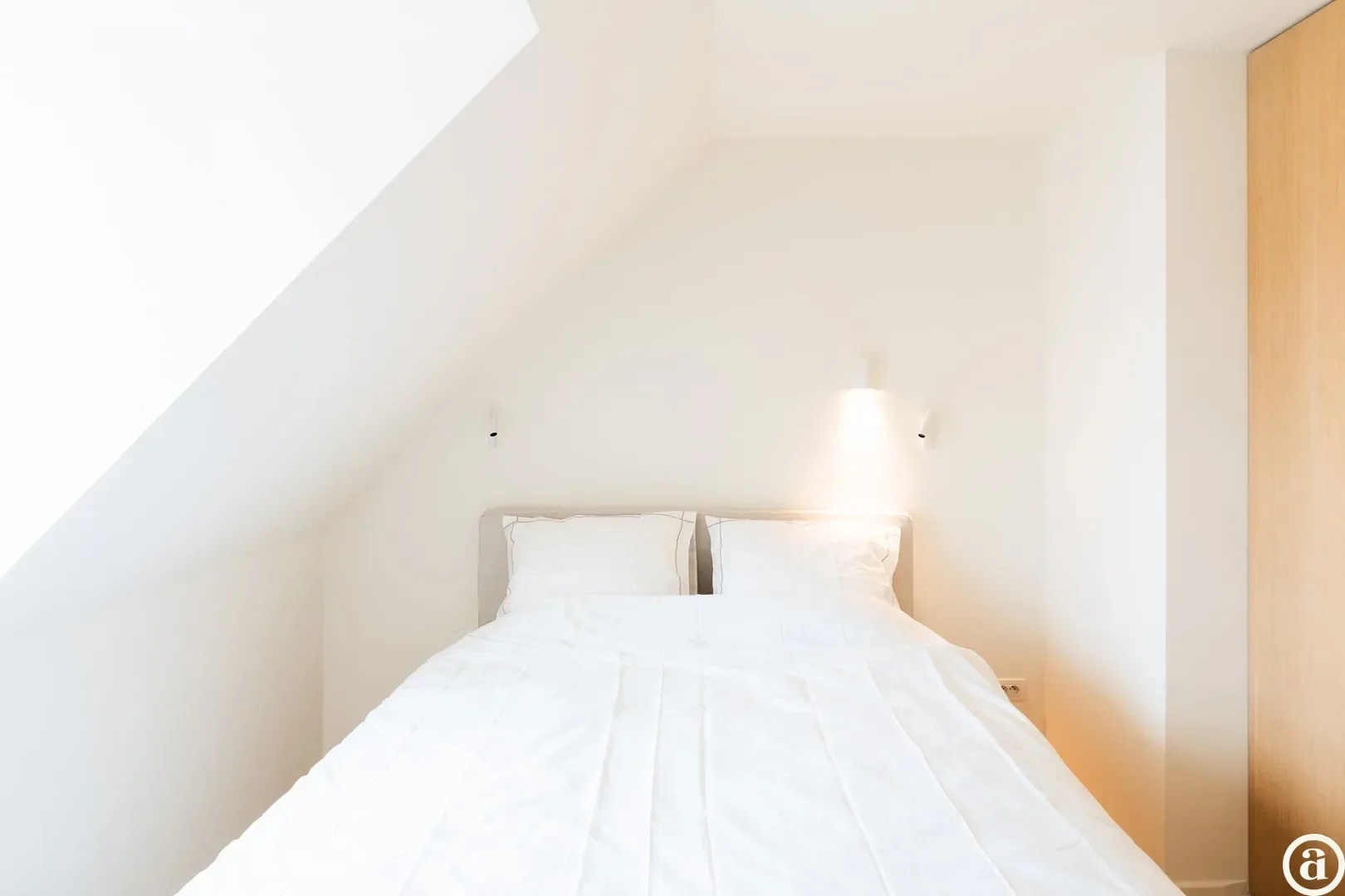 Penthouse ensoleillé avec terrasses spacieuses et vue latérale sur la mer.