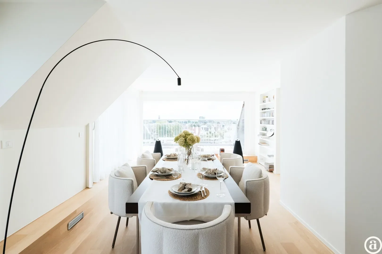Penthouse ensoleillé avec terrasses spacieuses et vue latérale sur la mer.