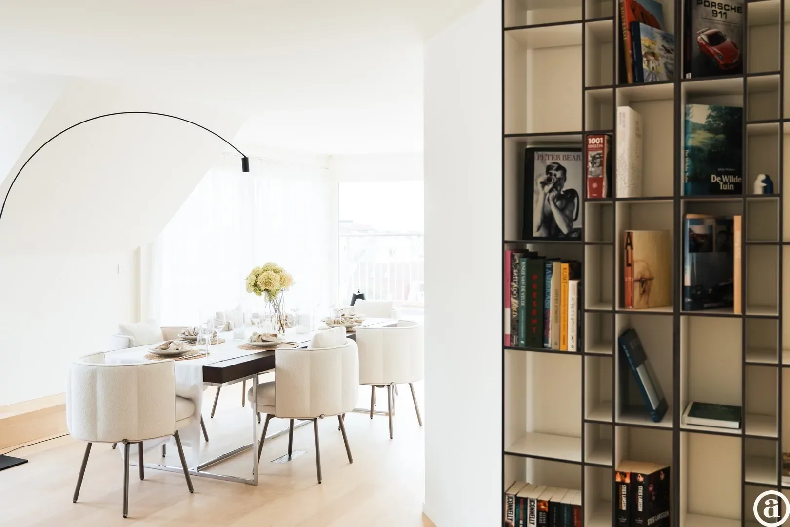Penthouse ensoleillé avec terrasses spacieuses et vue latérale sur la mer.