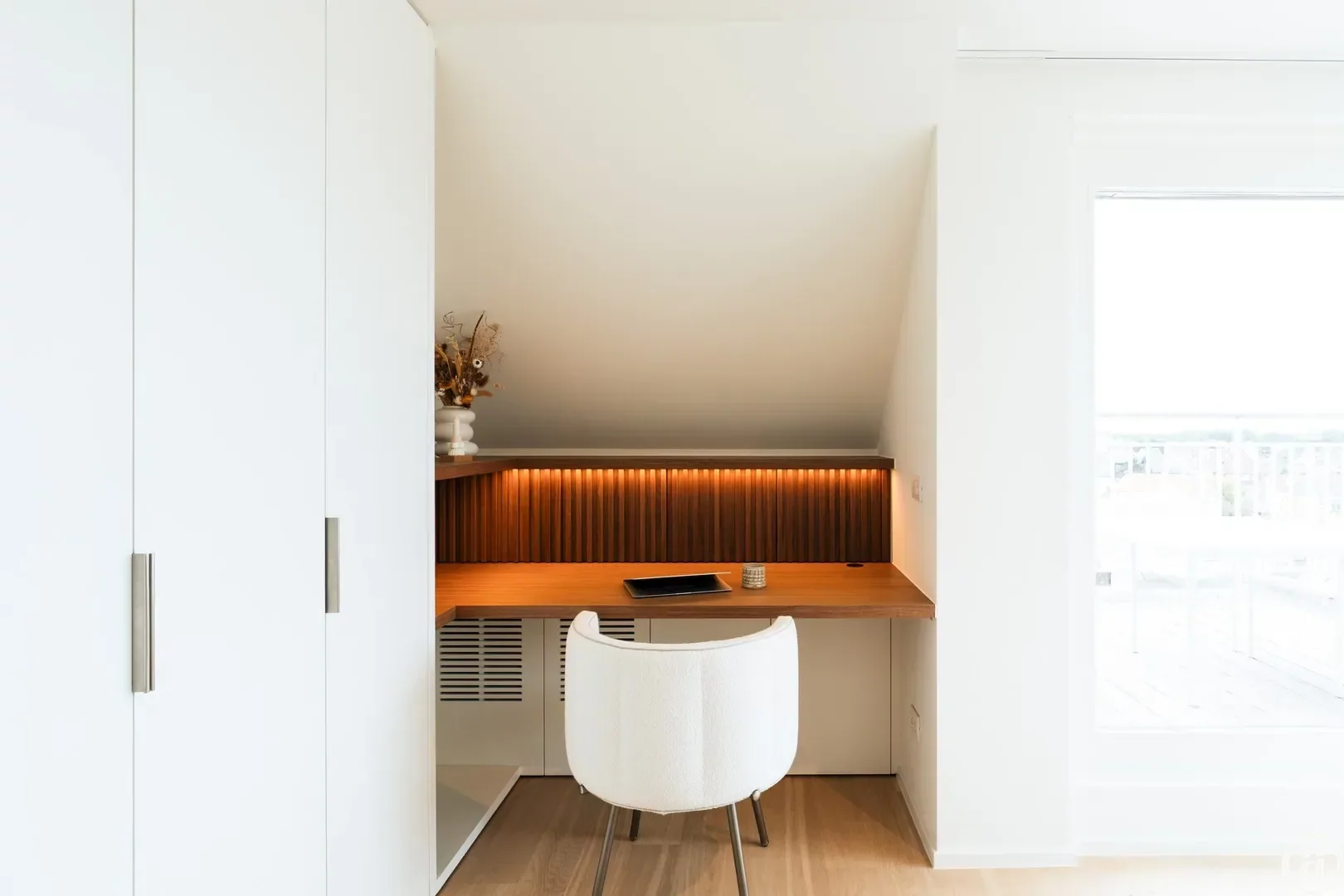 Penthouse ensoleillé avec terrasses spacieuses et vue latérale sur la mer.