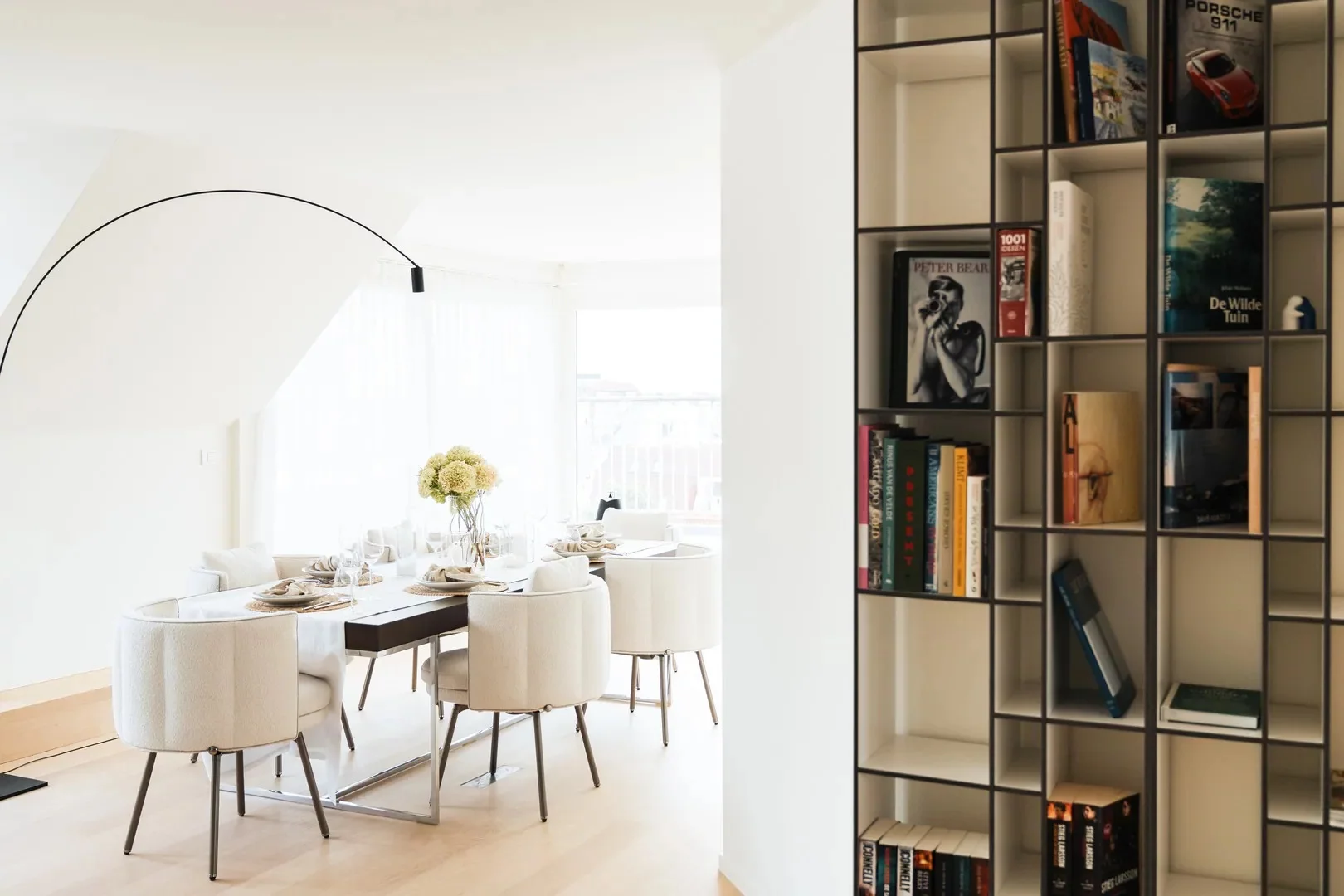Zonnige penthouse met ruime terrassen en zijdelings zeezicht