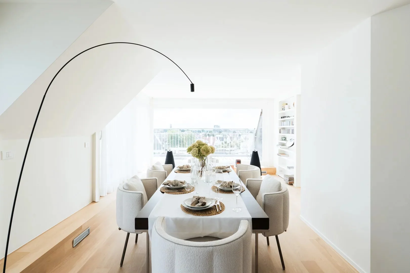 Zonnige penthouse met ruime terrassen en zijdelings zeezicht