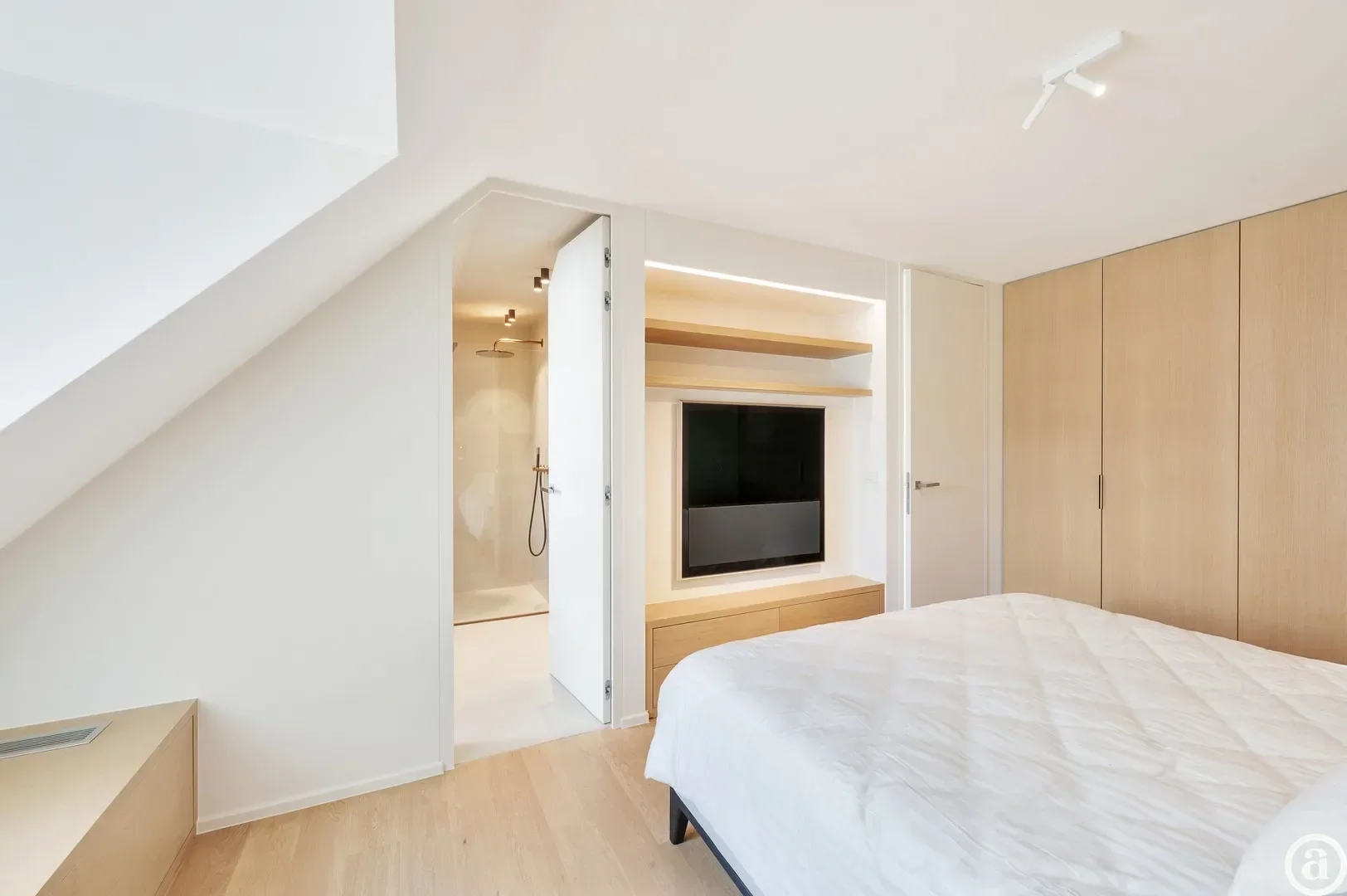 Penthouse ensoleillé avec terrasses spacieuses et vue latérale sur la mer.