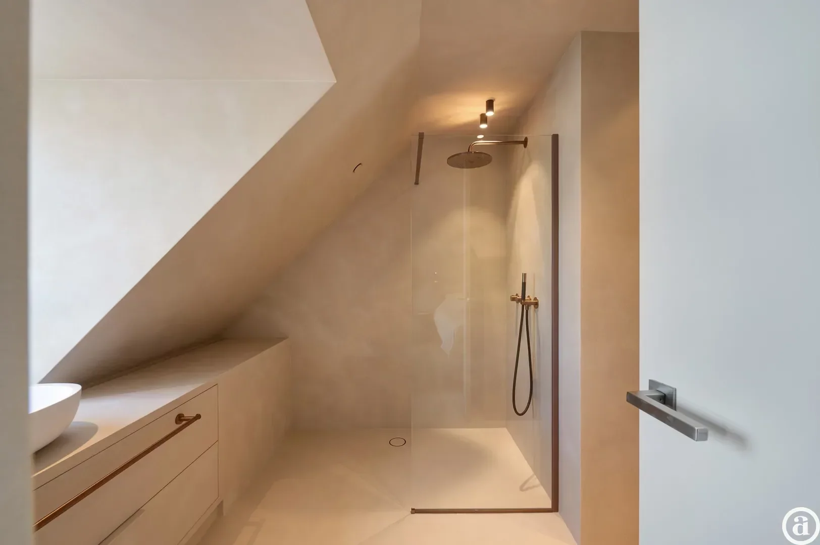 Penthouse ensoleillé avec terrasses spacieuses et vue latérale sur la mer.