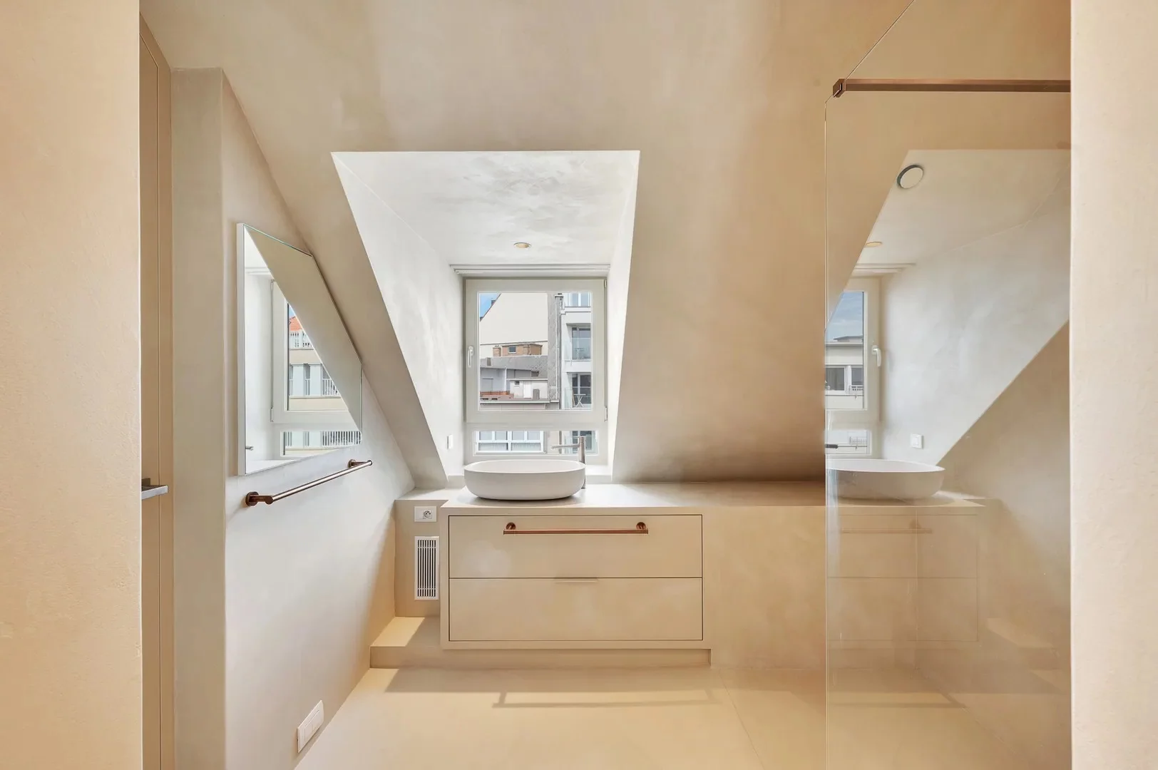 Zonnige penthouse met ruime terrassen en zijdelings zeezicht