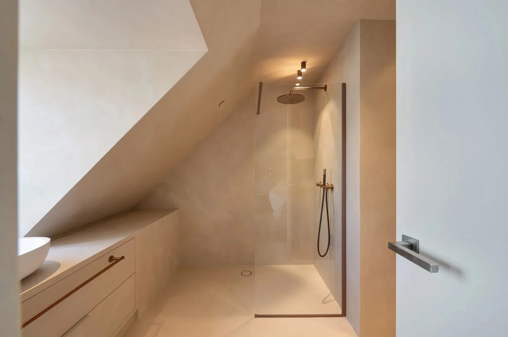 Zonnige penthouse met ruime terrassen en zijdelings zeezicht