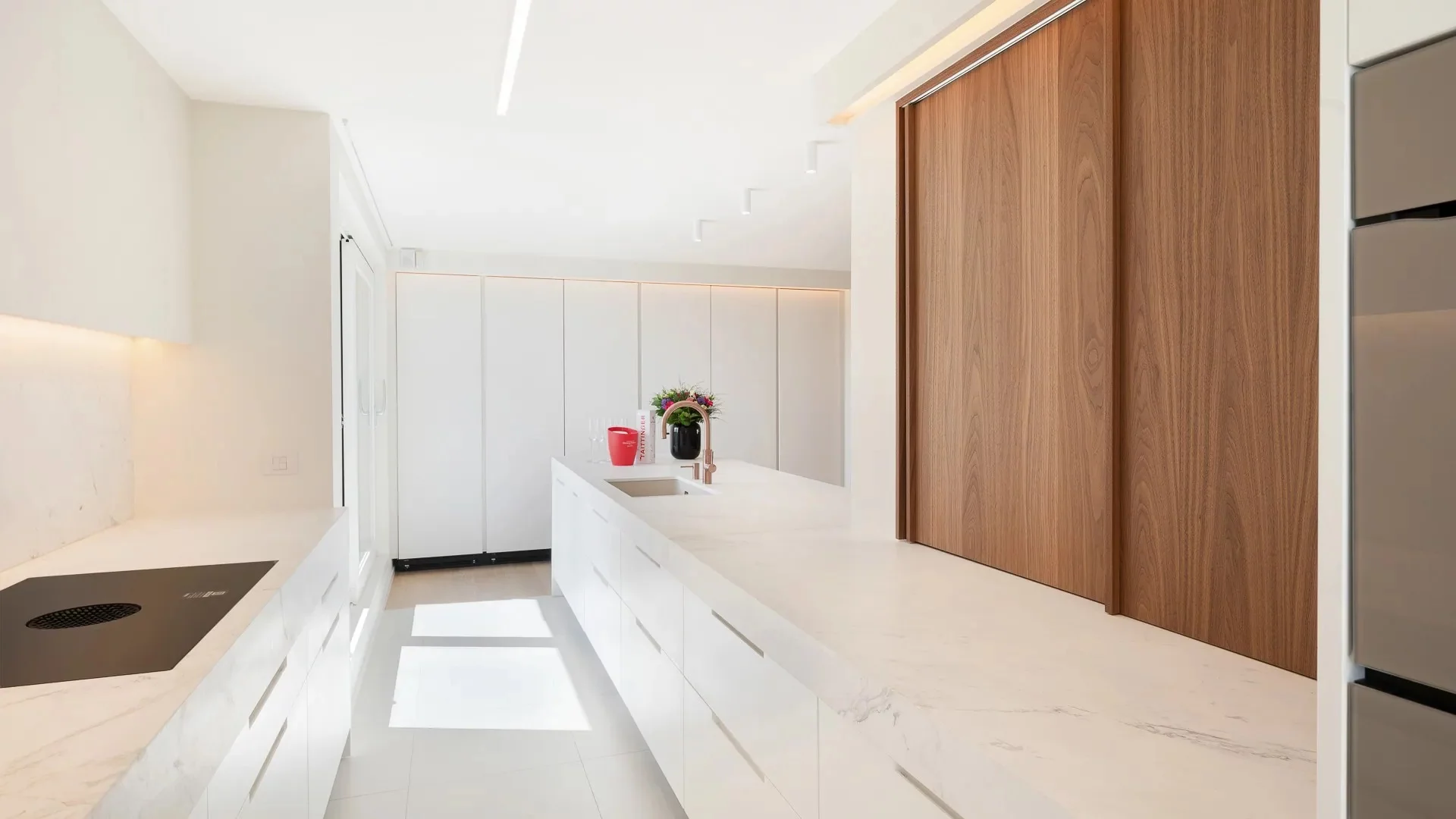 Zonnige penthouse met ruime terrassen en zijdelings zeezicht