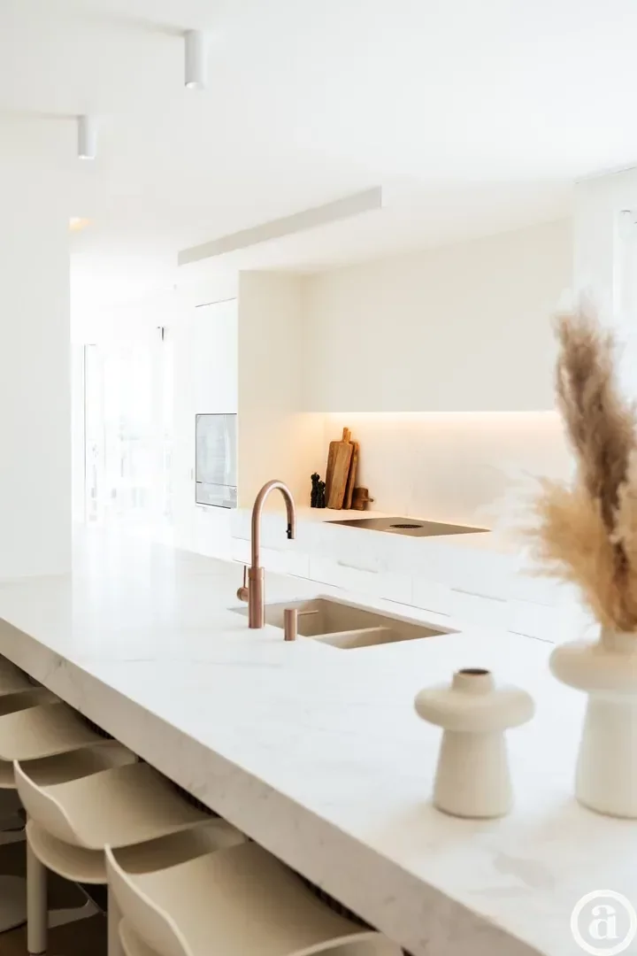 Penthouse ensoleillé avec terrasses spacieuses et vue latérale sur la mer.