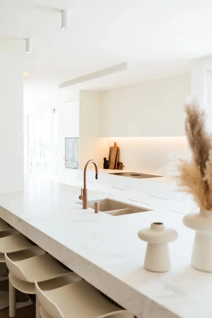 Zonnige penthouse met ruime terrassen en zijdelings zeezicht